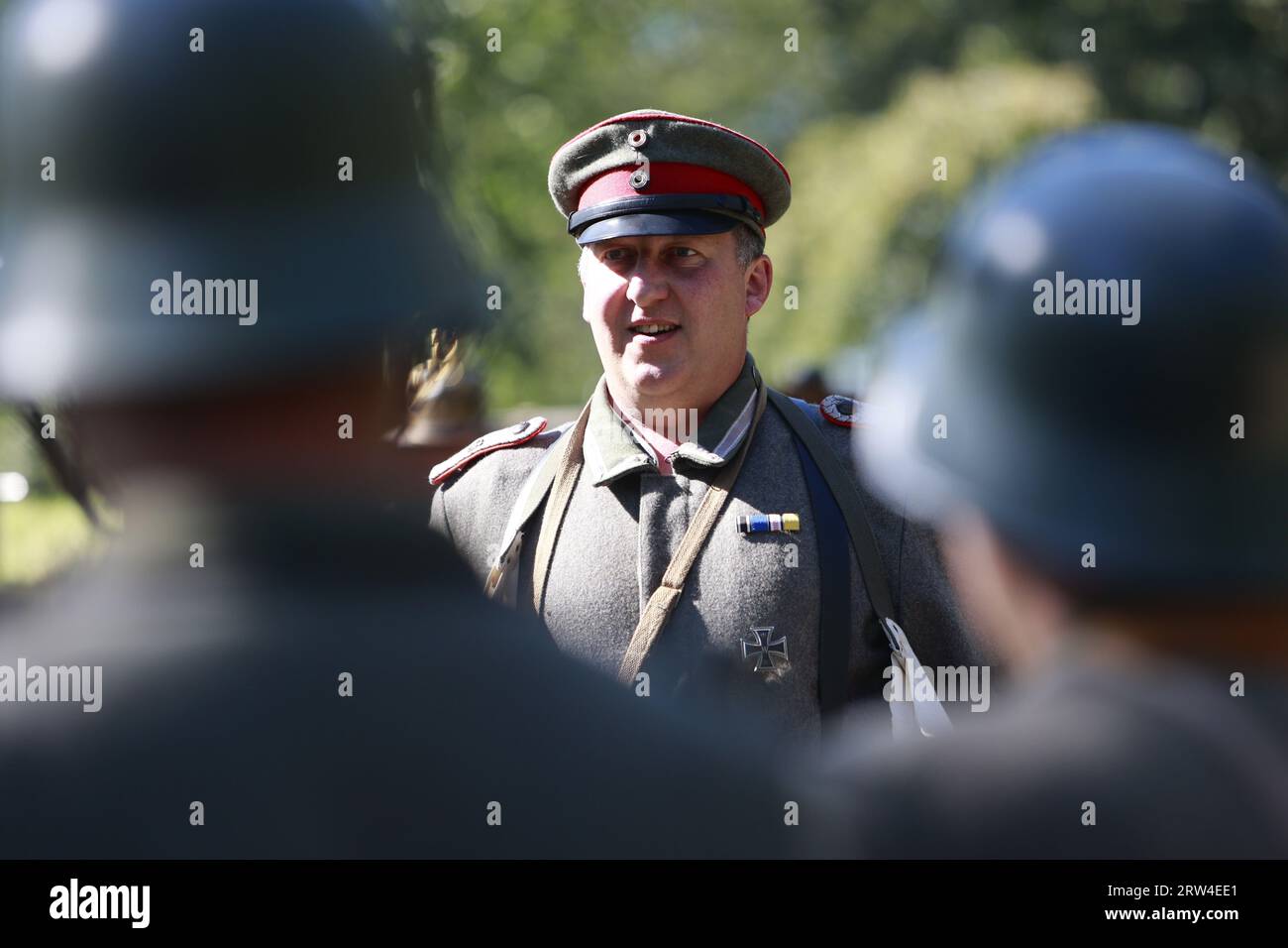 16. September 2023, Sachsen-Anhalt, Halberstadt: Ein historischer Reenaktor führt Besucher durch die Medingschanze. Besucher erfahren bei historischen Führungen mehr über die Gräben des Ersten Weltkriegs. Die Medingschanze, wohl der einzige erhaltene Schaugraben aus der Zeit des 1. Weltkriegs auf deutschem Boden, kann bei organisierten Führungen in den Spiegelsbergen besichtigt werden. Die Stadt Halberstadt war seit 1623 Garnisonsstadt und entwickelte sich im Laufe der Jahrhunderte zu einer der bedeutendsten in Mitteldeutschland. Diese lange Zeit der militärischen Präsenz, die erst 1993 mit dem Rückzug der sowjetischen Armee endete, hat Numer hinterlassen Stockfoto