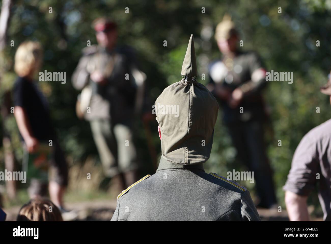 16. September 2023, Sachsen-Anhalt, Halberstadt: Historische Reaktoren führen Besucher durch die Medingschanze. Besucher erfahren bei historischen Führungen mehr über die Gräben des Ersten Weltkriegs. Die Medingschanze, wohl der einzige erhaltene Schaugraben aus der Zeit des 1. Weltkriegs auf deutschem Boden, kann bei organisierten Führungen in den Spiegelsbergen besichtigt werden. Die Stadt Halberstadt war seit 1623 Garnisonsstadt und entwickelte sich im Laufe der Jahrhunderte zu einer der bedeutendsten in Mitteldeutschland. Diese lange Zeit der militärischen Präsenz, die erst 1993 mit dem Rückzug der sowjetischen Armee endete, hat Numerou verlassen Stockfoto