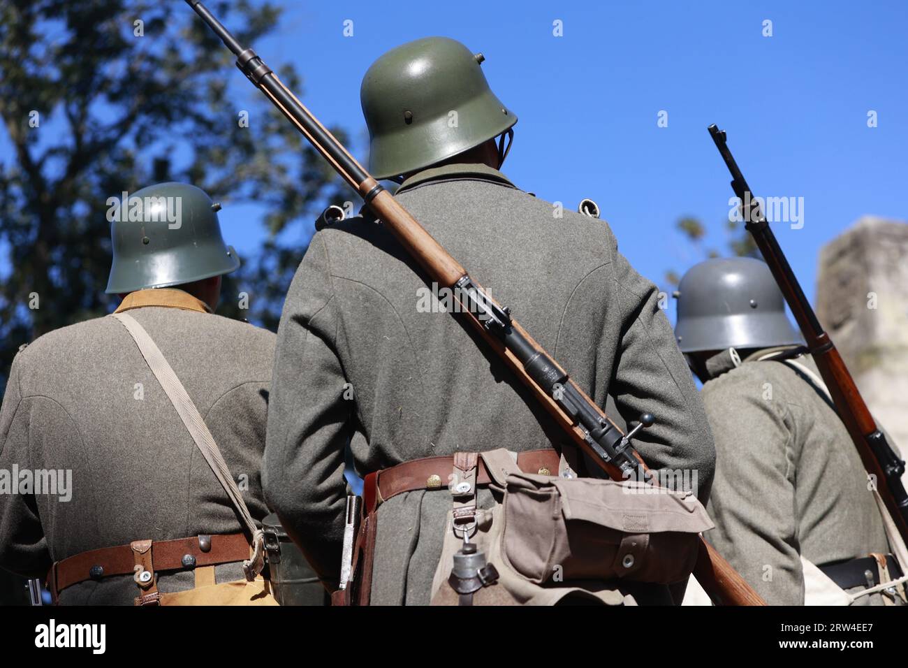 16. September 2023, Sachsen-Anhalt, Halberstadt: Historische Reaktoren führen Besucher durch die Medingschanze. Besucher erfahren bei historischen Führungen mehr über die Gräben des Ersten Weltkriegs. Die Medingschanze, wohl der einzige erhaltene Schaugraben aus der Zeit des 1. Weltkriegs auf deutschem Boden, kann bei organisierten Führungen in den Spiegelsbergen besichtigt werden. Die Stadt Halberstadt war seit 1623 Garnisonsstadt und entwickelte sich im Laufe der Jahrhunderte zu einer der bedeutendsten in Mitteldeutschland. Diese lange Zeit der militärischen Präsenz, die erst 1993 mit dem Rückzug der sowjetischen Armee endete, hat Numerou verlassen Stockfoto