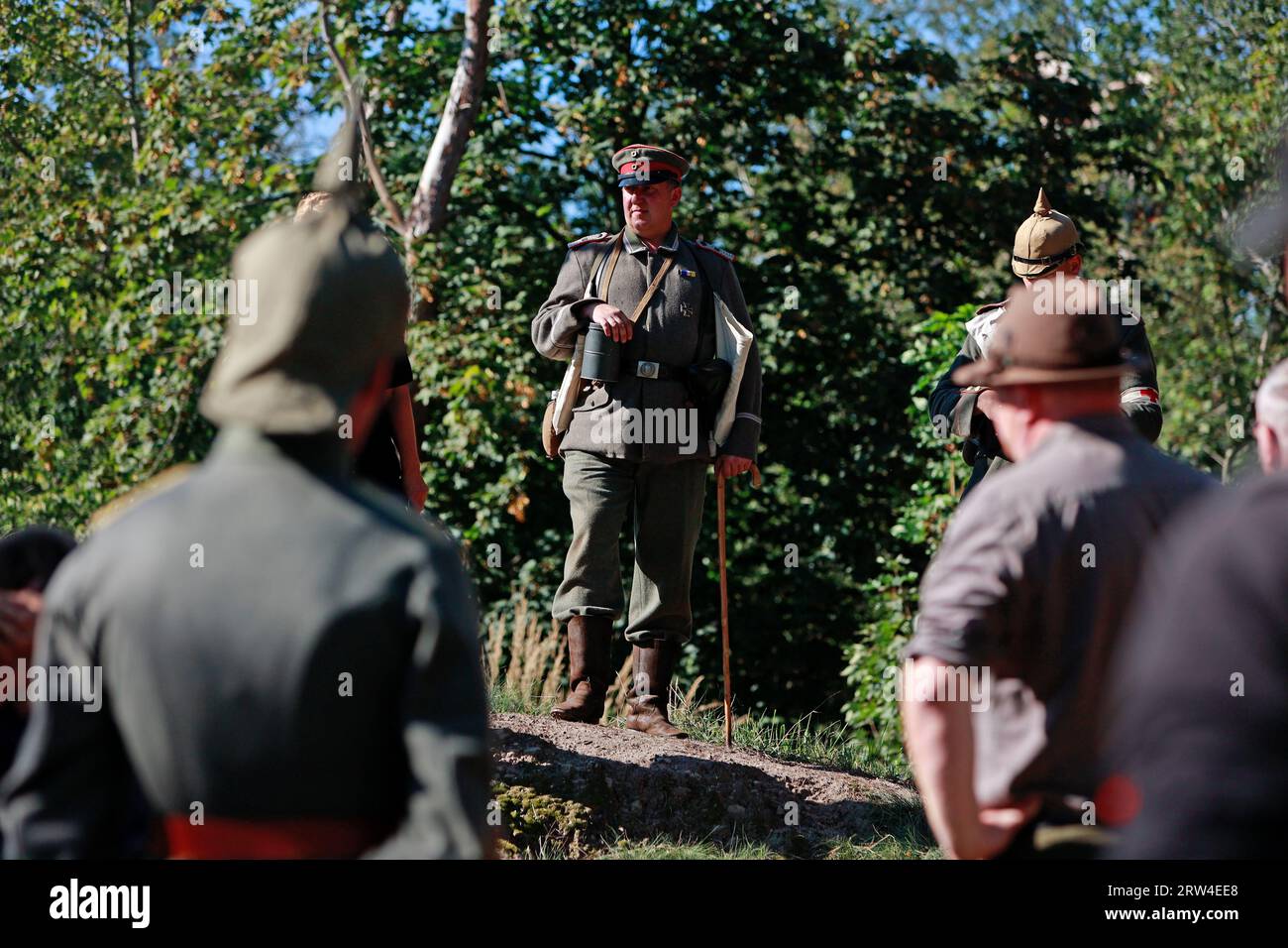 16. September 2023, Sachsen-Anhalt, Halberstadt: Historische Reaktoren führen Besucher durch die Medingschanze. Besucher erfahren bei historischen Führungen mehr über die Gräben des Ersten Weltkriegs. Die Medingschanze, wohl der einzige erhaltene Schaugraben aus der Zeit des 1. Weltkriegs auf deutschem Boden, kann bei organisierten Führungen in den Spiegelsbergen besichtigt werden. Die Stadt Halberstadt war seit 1623 Garnisonsstadt und entwickelte sich im Laufe der Jahrhunderte zu einer der bedeutendsten in Mitteldeutschland. Diese lange Zeit der militärischen Präsenz, die erst 1993 mit dem Rückzug der sowjetischen Armee endete, hat Numerou verlassen Stockfoto