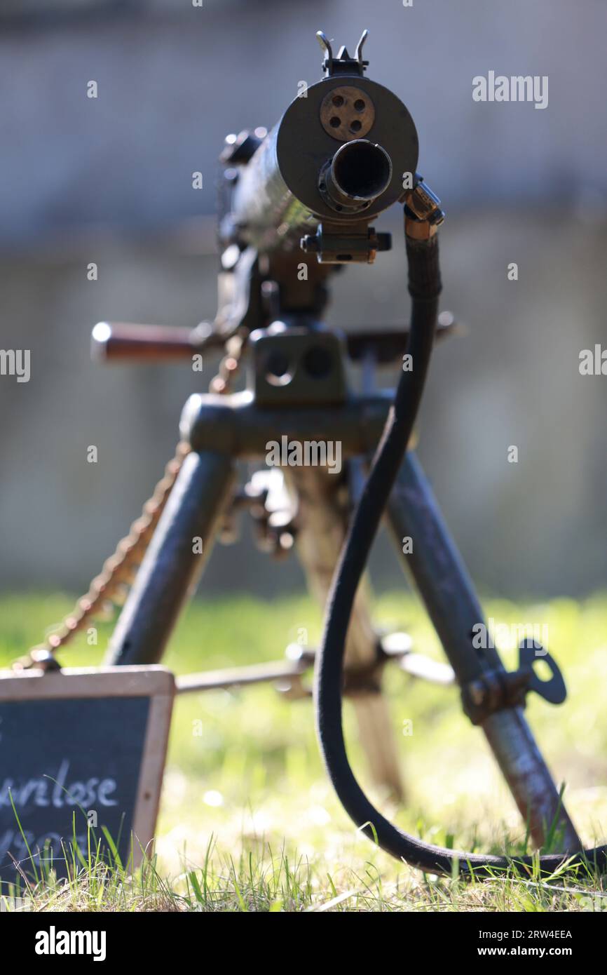 16. September 2023, Sachsen-Anhalt, Halberstadt: Uniformen und Ausrüstungsteile wie ein Maschinengewehr sind auf der Medingschanze zu sehen. Besucher erfahren mehr über historische Touren durch die Gräben des Ersten Weltkriegs. Die Medingschanze, wohl der einzige erhaltene Schaugraben aus der Zeit des 1. Weltkriegs auf deutschem Boden, kann bei organisierten Führungen in den Spiegelsbergen besichtigt werden. Die Stadt Halberstadt war seit 1623 Garnisonsstadt und entwickelte sich im Laufe der Jahrhunderte zu einer der bedeutendsten in Mitteldeutschland. Diese lange Zeit der militärischen Präsenz, die erst 1993 mit dem Rückzug der sowjetischen Armee endete, Stockfoto