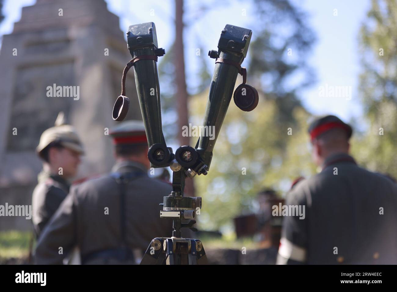 16. September 2023, Sachsen-Anhalt, Halberstadt: In Medingschanze wird ein Scheren-Teleskop aufgebaut. Besucher können mehr über historische Führungen durch die Gräben des Ersten Weltkriegs erfahren. Die Medingschanze, wohl der einzige erhaltene Schaugraben aus der Zeit des 1. Weltkriegs auf deutschem Boden, kann bei organisierten Führungen in den Spiegelsbergen besichtigt werden. Die Stadt Halberstadt war seit 1623 Garnisonsstadt und entwickelte sich im Laufe der Jahrhunderte zu einer der bedeutendsten in Mitteldeutschland. Diese lange Zeit militärischer Präsenz, die erst 1993 mit dem Rückzug der sowjetischen Armee endete, hat zahlreiche regi hinterlassen Stockfoto