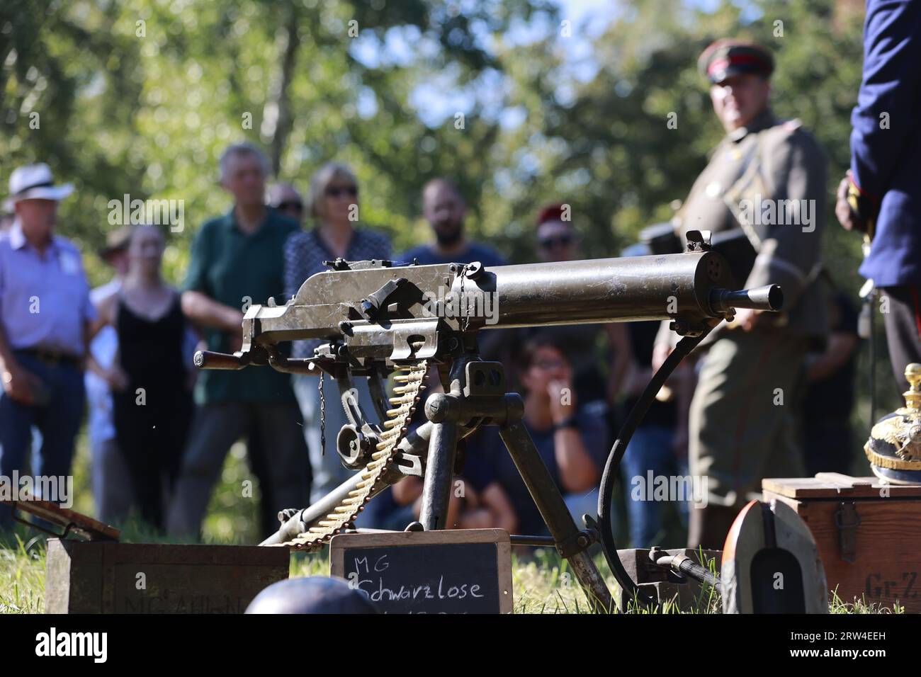 16. September 2023, Sachsen-Anhalt, Halberstadt: Historische Reaktoren führen Besucher durch die Medingschanze. Besucher erfahren bei historischen Führungen mehr über die Gräben des Ersten Weltkriegs. Die Medingschanze, wohl der einzige erhaltene Schaugraben aus der Zeit des 1. Weltkriegs auf deutschem Boden, kann bei organisierten Führungen in den Spiegelsbergen besichtigt werden. Die Stadt Halberstadt war seit 1623 Garnisonsstadt und entwickelte sich im Laufe der Jahrhunderte zu einer der bedeutendsten in Mitteldeutschland. Diese lange Zeit der militärischen Präsenz, die erst 1993 mit dem Rückzug der sowjetischen Armee endete, hat Numerou verlassen Stockfoto