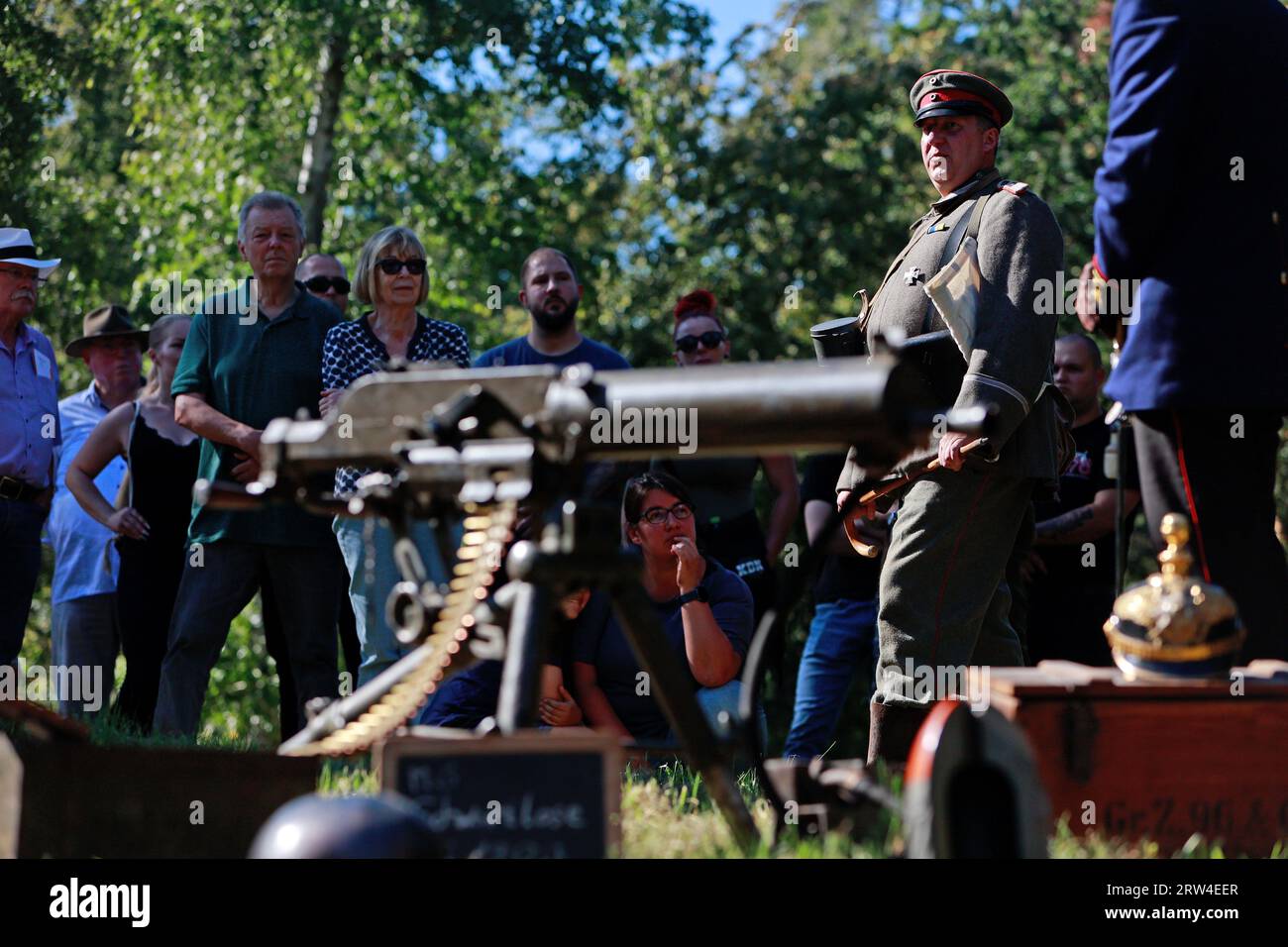 16. September 2023, Sachsen-Anhalt, Halberstadt: Historische Reaktoren führen Besucher durch die Medingschanze. Besucher erfahren bei historischen Führungen mehr über die Gräben des Ersten Weltkriegs. Die Medingschanze, wohl der einzige erhaltene Schaugraben aus der Zeit des 1. Weltkriegs auf deutschem Boden, kann bei organisierten Führungen in den Spiegelsbergen besichtigt werden. Die Stadt Halberstadt war seit 1623 Garnisonsstadt und entwickelte sich im Laufe der Jahrhunderte zu einer der bedeutendsten in Mitteldeutschland. Diese lange Zeit der militärischen Präsenz, die erst 1993 mit dem Rückzug der sowjetischen Armee endete, hat Numerou verlassen Stockfoto