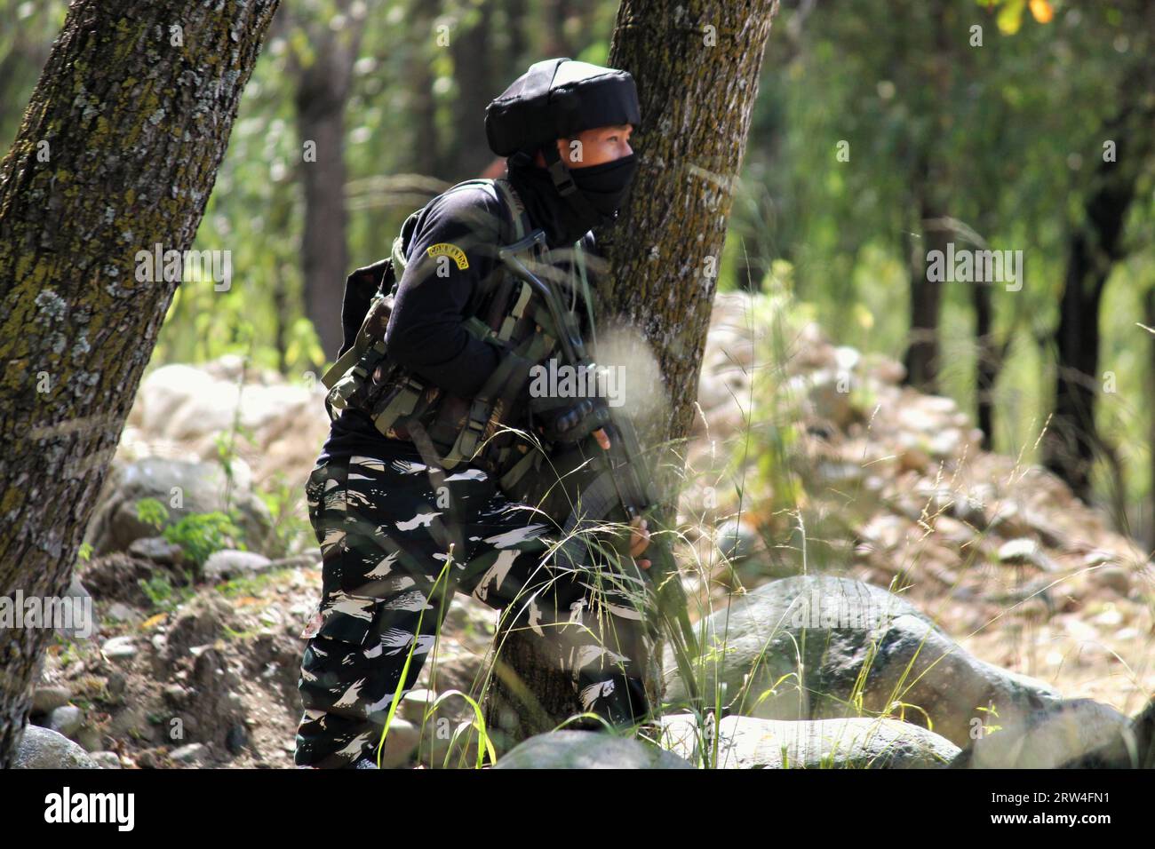 Ein indischer Soldat ist in der Nähe des Ortes der Waffenschlacht zwischen Militanten und Sicherheitskräften zu sehen, die am 16. September 2023 im Dorf Kokernag in Gadole im Bezirk Anantnag in Jammu und Kaschmir eindrangen. Vier Mitarbeiter der Sicherheitskräfte, darunter ein Oberst der indischen Armee, ein Major und stellvertretender Superintendent der Polizei von Jammu und Kaschmir sowie ein Soldat, starben in einem laufenden Waffengefecht, sagten Beamte. In einem separaten Vorfall behauptete die indische Armee, drei Militante im Hathlanga-Sektor von URI im Norden Kaschmirs Baramulla-Bezirk getötet zu haben. (Foto: Mubashir Hassan/Pacific Press) Stockfoto