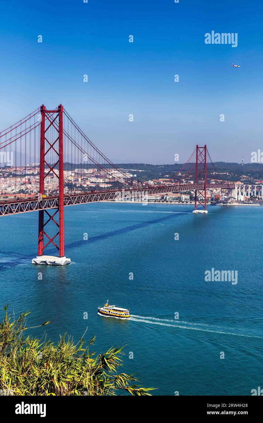 Brücke vom 25. April, Blick auf den Fluss Tejo und die Stadt Lissabon, Almada, Portugal Stockfoto