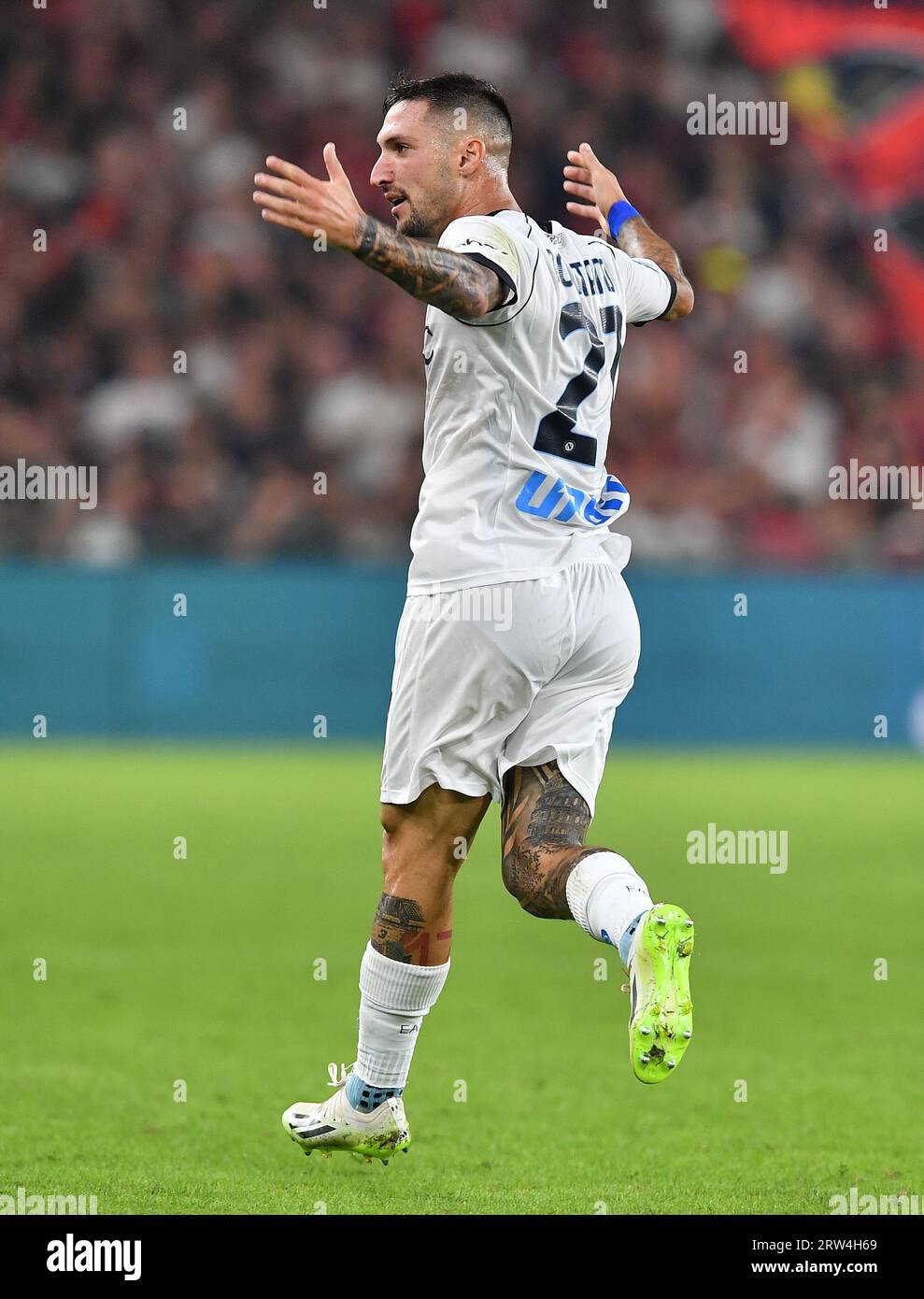 Genua, Italien. September 2023. Matteo Politano feiert sein Tor bei einem Fußballspiel der Serie A zwischen Genua und Neapel in Genua, Italien, am 16. September 2023. Kredit: Augusto Casasoli/Xinhua/Alamy Live News Stockfoto