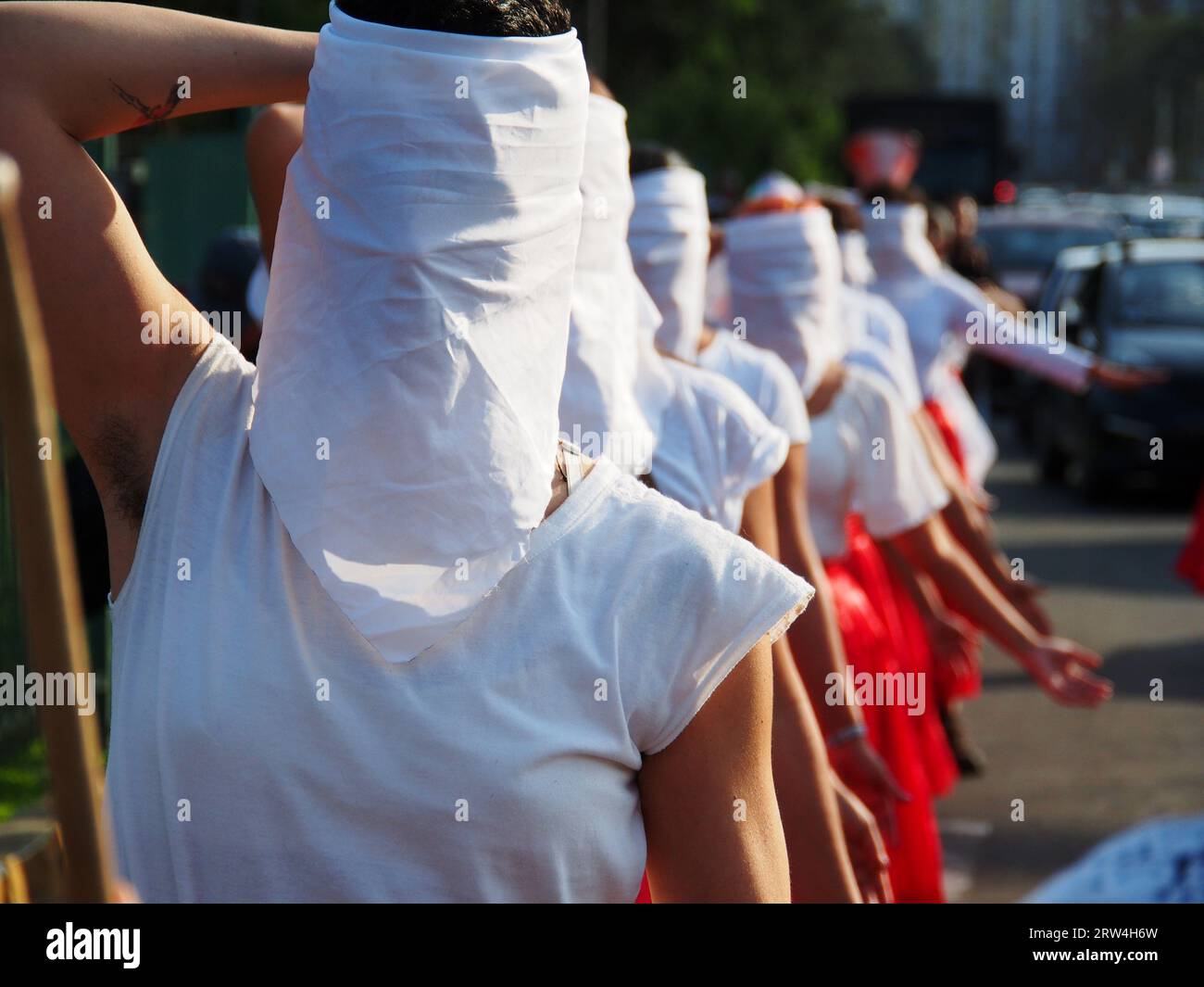 Lima, Peru. September 2023. Frauen mit weißen Tüchern im Gesicht demonstrierten, als Tausende von Demonstranten erneut gegen die Regierung von Dina Boluarte und den peruanischen Kongress auf die Straße gingen, nachdem sie kürzlich versucht hatten, das nationale Juristenkomitee (JNJ) zu entlassen und die journalistische Berichterstattung über politische Demonstrationen zu verfolgen und zu kriminalisieren. Quelle: Fotoholica Press Agency/Alamy Live News Stockfoto