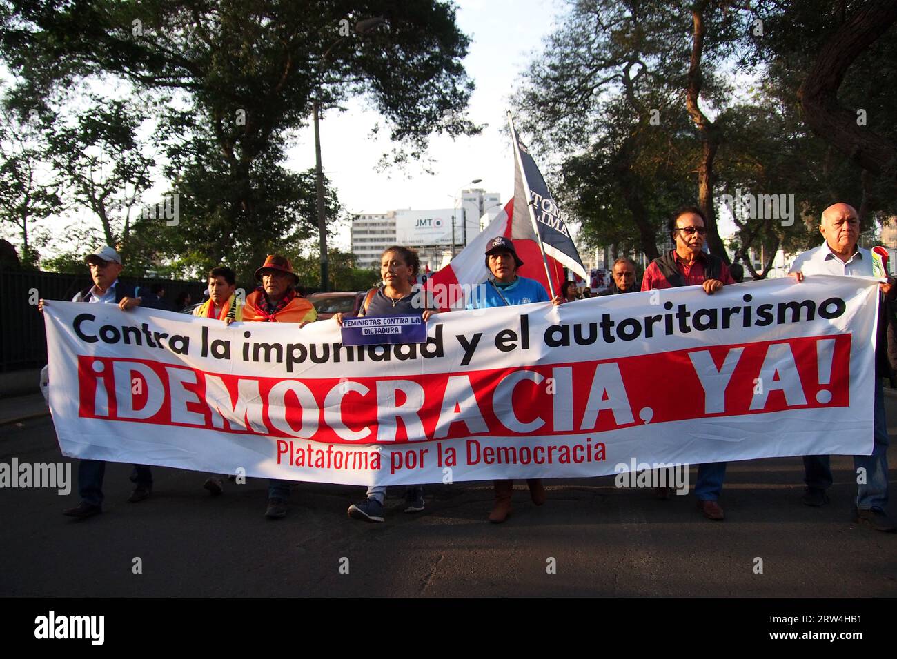 Lima, Peru. September 2023. "Demokratie jetzt", heißt es auf einem Banner, als Tausende von Demonstranten erneut gegen die Regierung von Dina Boluarte und den peruanischen Kongress auf die Straße gingen, nachdem sie kürzlich versucht hatten, das nationale Juristenkomitee (JNJ) zu entlassen und die journalistische Berichterstattung über politische Demonstrationen zu verfolgen und zu kriminalisieren. Quelle: Fotoholica Press Agency/Alamy Live News Stockfoto