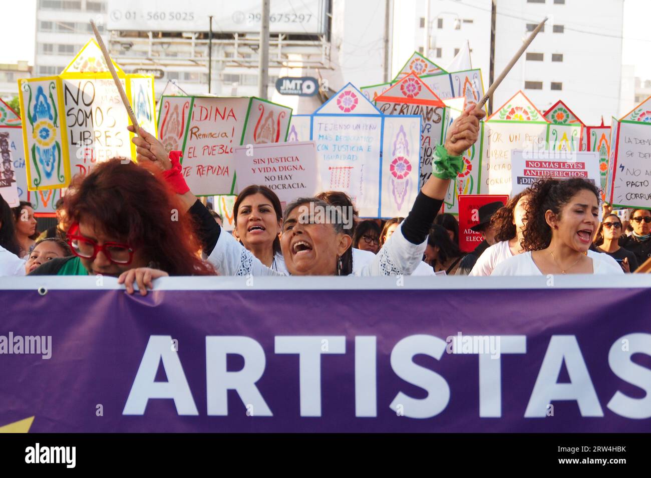 Lima, Peru. September 2023. Tausende Demonstranten gingen erneut auf die Straße gegen die Regierung von Dina Boluarte und den peruanischen Kongress, nachdem sie kürzlich versucht hatten, das nationale Juristenkomitee (JNJ) zu entlassen und die journalistische Berichterstattung über politische Demonstrationen zu verfolgen und zu kriminalisieren. Quelle: Fotoholica Press Agency/Alamy Live News Stockfoto