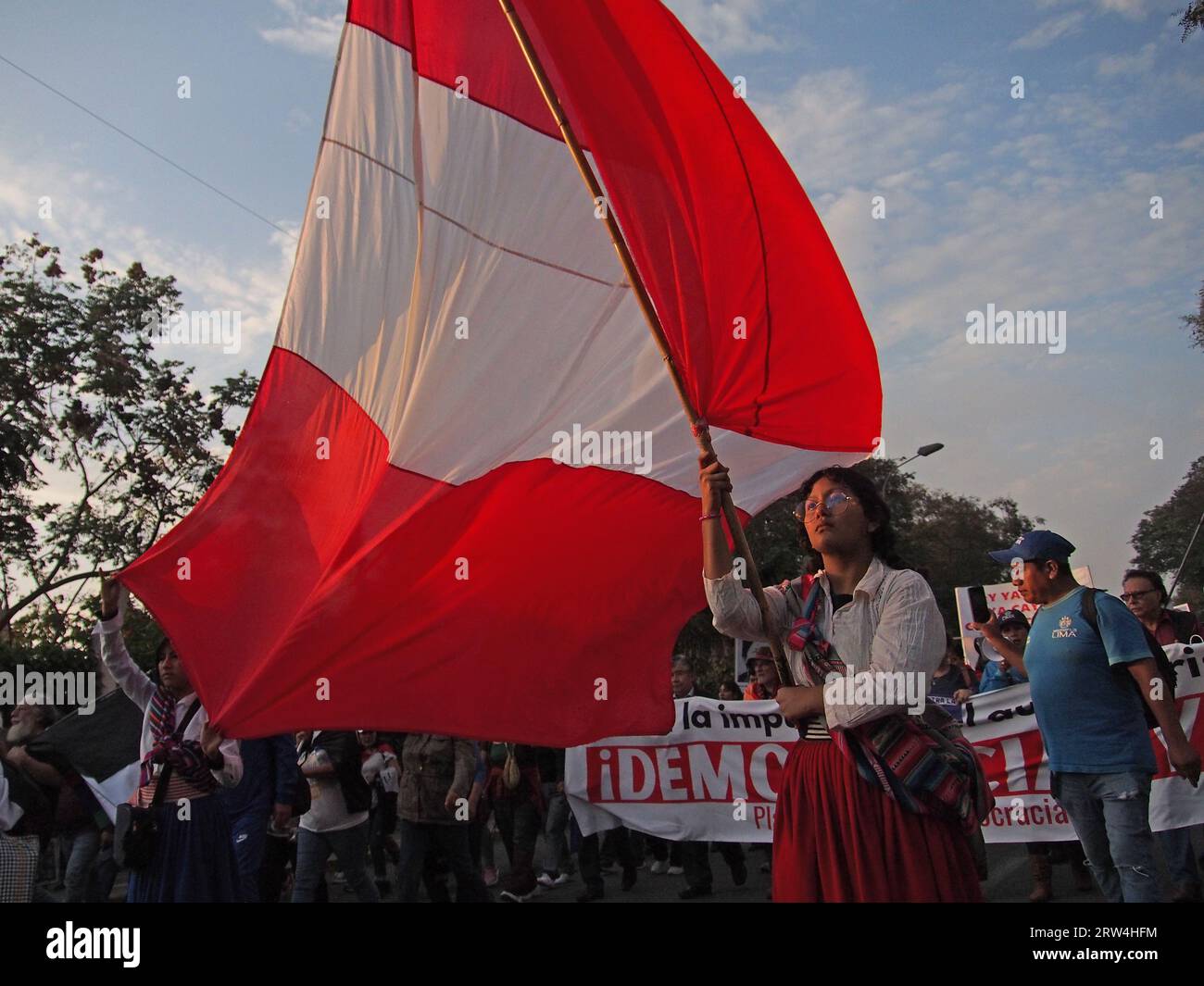 Lima, Peru. September 2023. Indigene Frau mit peruanischer Flagge, als Tausende von Demonstranten erneut gegen die Regierung von Dina Boluarte und den peruanischen Kongress auf die Straße gingen, nachdem sie kürzlich versucht hatten, das nationale Juristenkomitee (JNJ) zu entlassen und die journalistische Berichterstattung über politische Demonstrationen zu verfolgen und zu kriminalisieren. Quelle: Fotoholica Press Agency/Alamy Live News Stockfoto