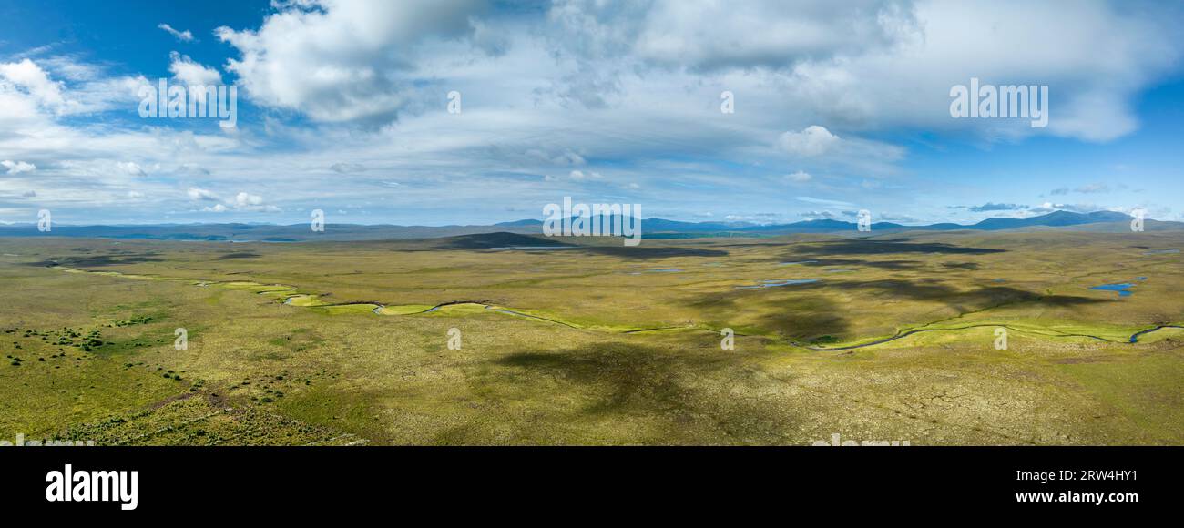 Luftbild des dünn besiedelten Hochmoorlandes der Northern Highlands mit dem Fluss Allt-na-h-Airbhe, County of Sutherland, Schottland Stockfoto