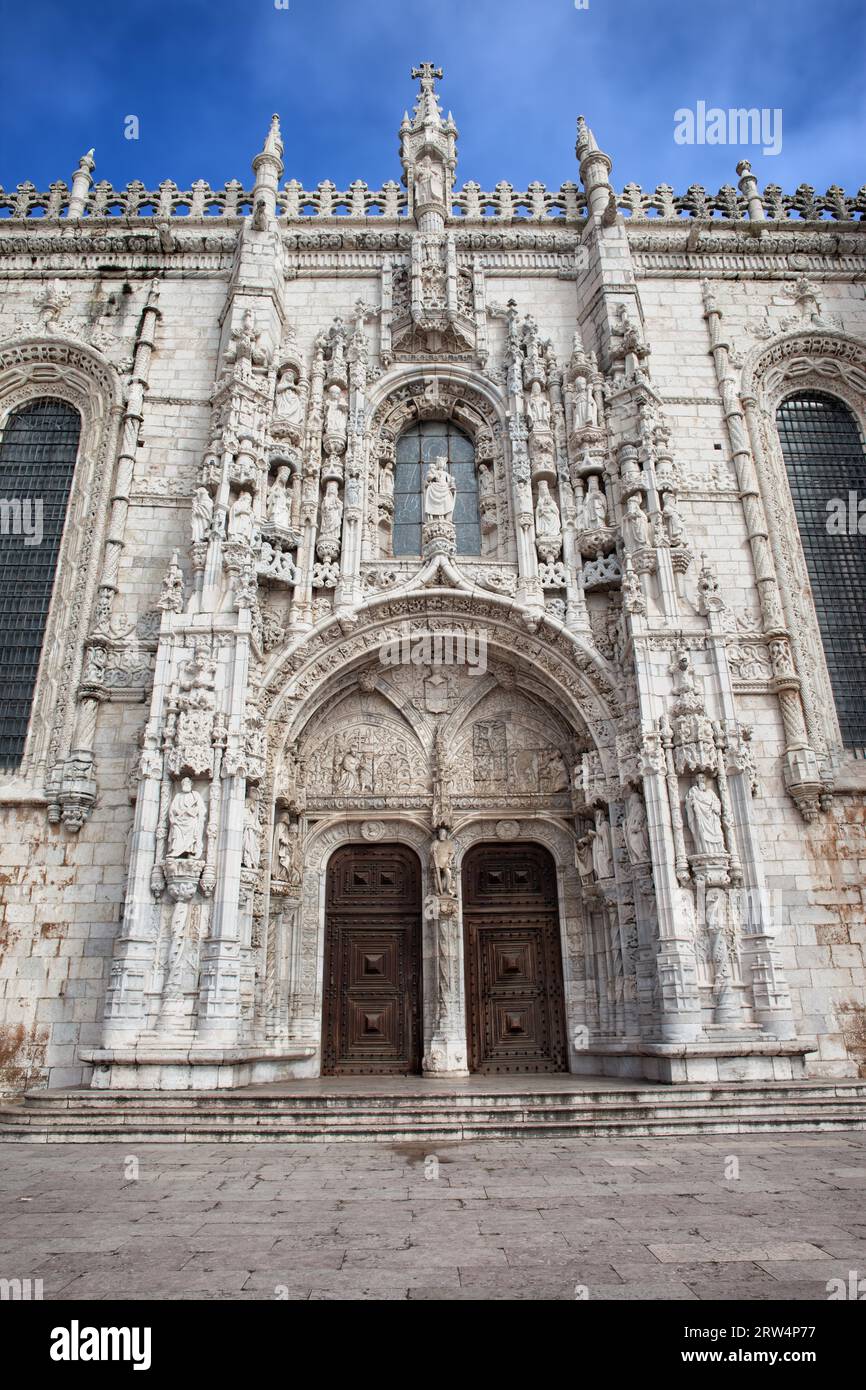 Südliches Portal im Manuelinstil zum Kloster Jeronimos in Lissabon, Portugal Stockfoto