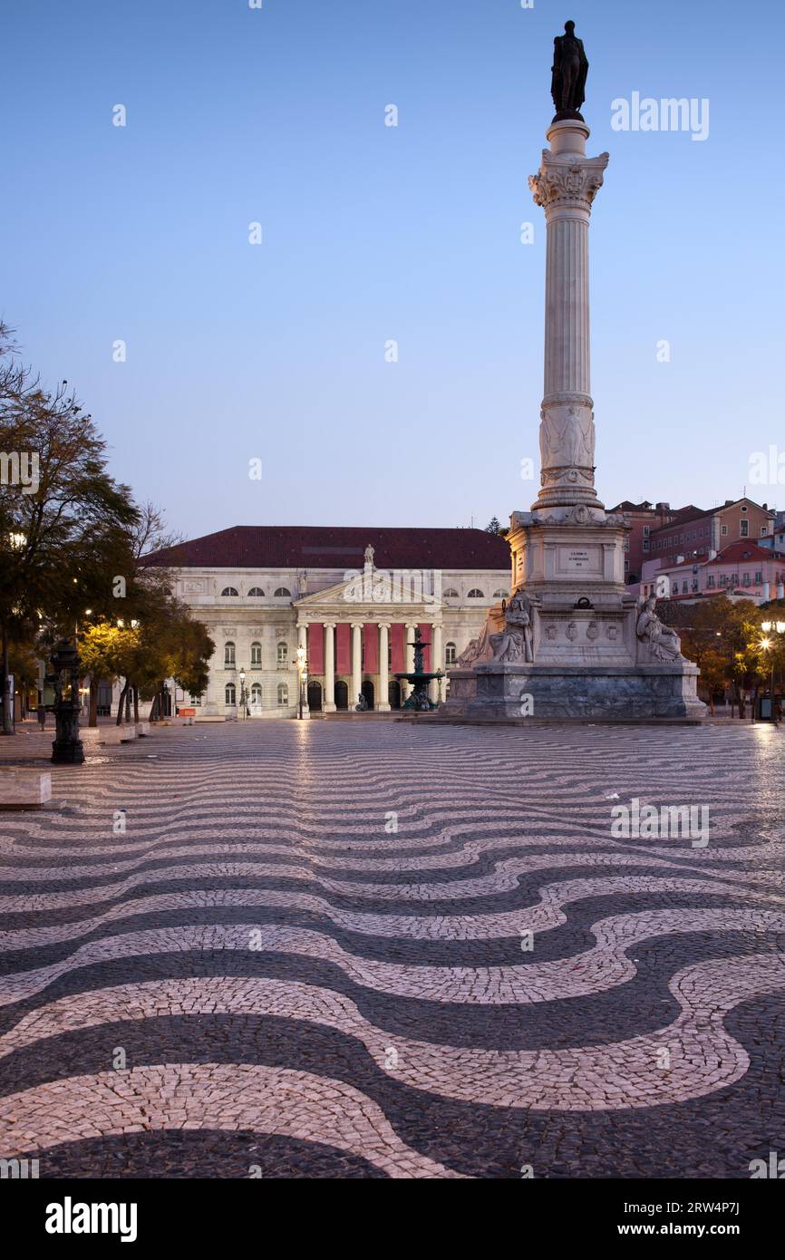 Rossio-Platz bei Tagesanbruch in Lissabon, Portugal mit der Säule Dom Pedro IV und dem Nationaltheater Dona Maria II Stockfoto