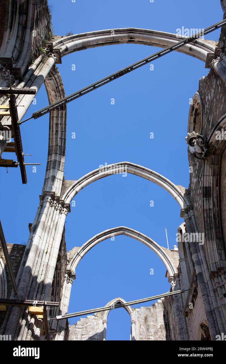 Bögen in Ruinen der gotischen Kirche Igreja do Carmo aus dem 14. Bis 15. Jahrhundert in Lissabon, Portugal, die durch das Erdbeben 1755 zerstört wurde Stockfoto Bögen in Ruinen der gotischen Kirche Igreja do Carmo aus dem 14. Bis 15. Jahrhundert in Lissabon, Portugal, die durch das Erdbeben 1755 zerstört wurde Stockfoto