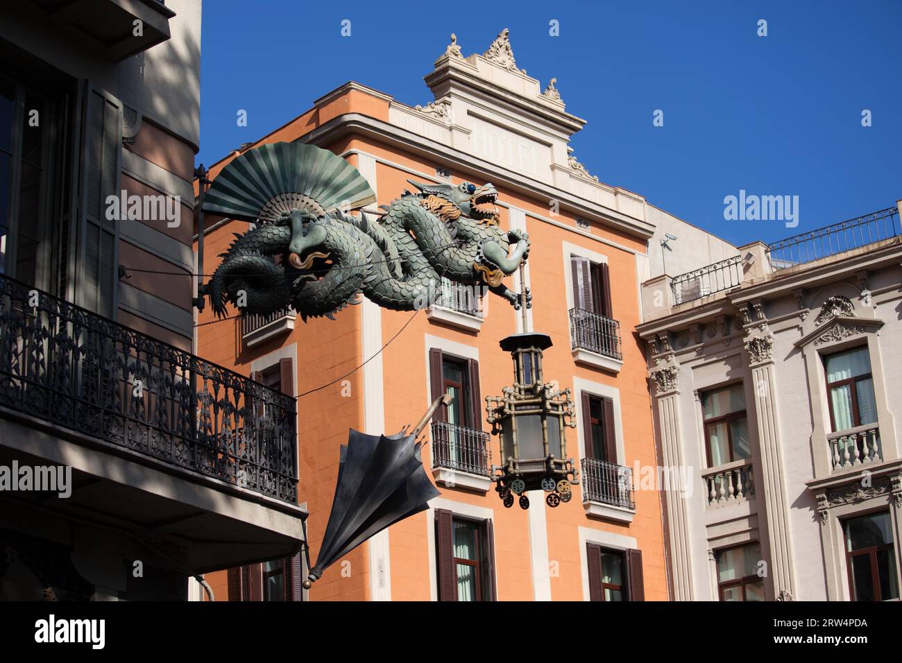 Chinesischer Drache auf dem Haus der Sonnenschirme des 19. Jahrhunderts (Casa Bruno Cuadros) auf der Rambla in Barcelona, Katalonien, Spanien Stockfoto