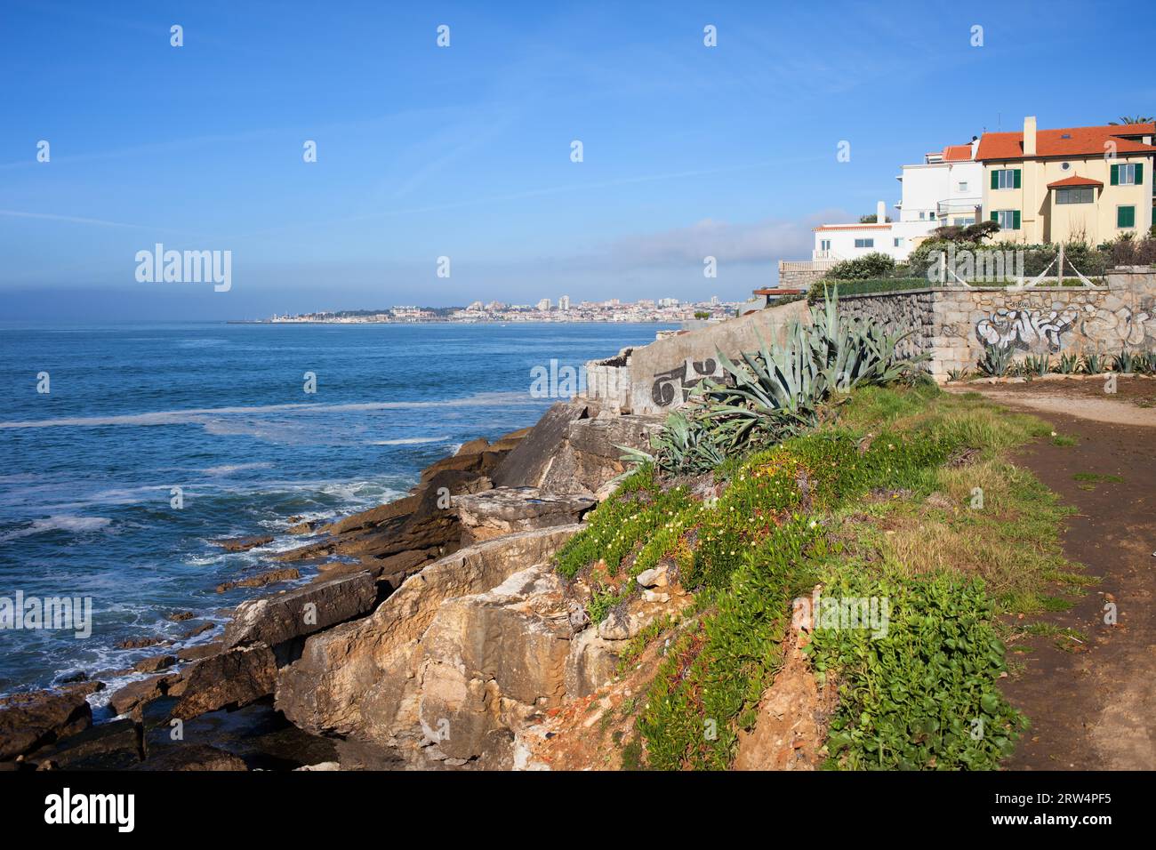 Malerische Felsenküste des Atlantischen Ozeans in Estoril, Portugal Stockfoto