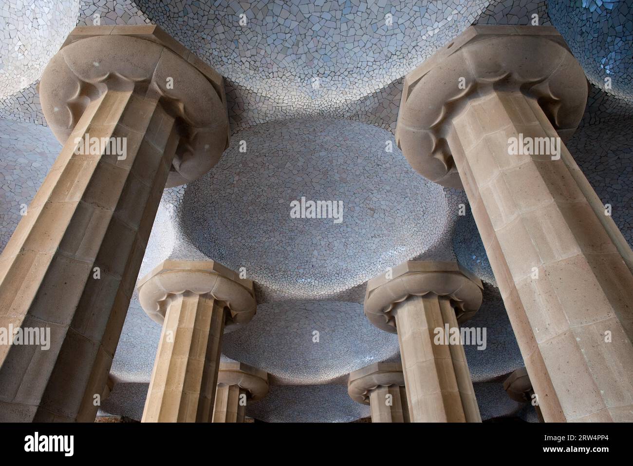 Säulen und gekachelte Kuppeln des Hypostyle Room im Park Güell, Barcelona, Katalonien, Spanien Stockfoto