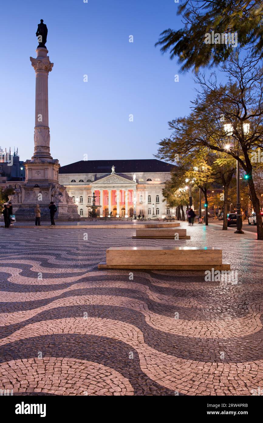 Kolumne des Dom Pedro IV und des Nationaltheaters Dona Maria II am Abend auf dem Rossio-Platz in Lissabon, Portugal Stockfoto