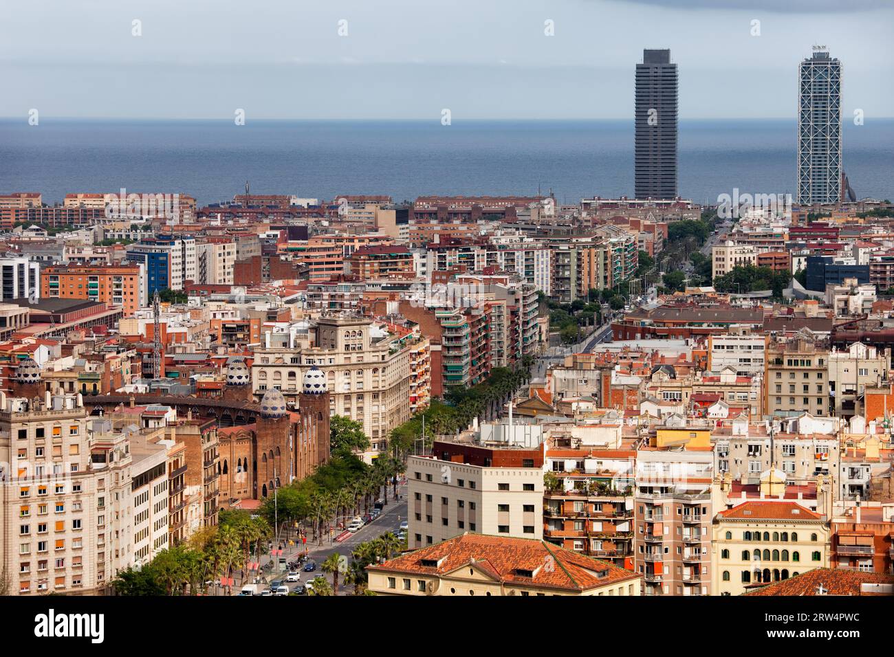 Blick von oben über die Stadt Barcelona in Katalonien, Spanien. Die Carrer de la Marina Straße führt zum Mittelmeer Stockfoto