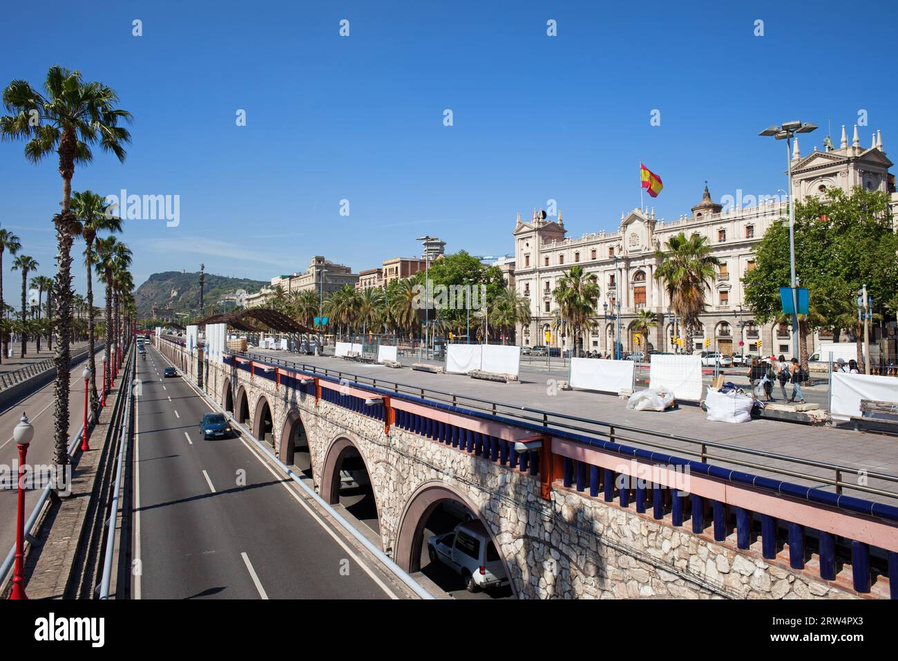 Promenade entlang der Autobahn Ronda Litoral, Verkehrsinfrastruktur in der Stadt Barcelona in Katalonien, Spanien Stockfoto