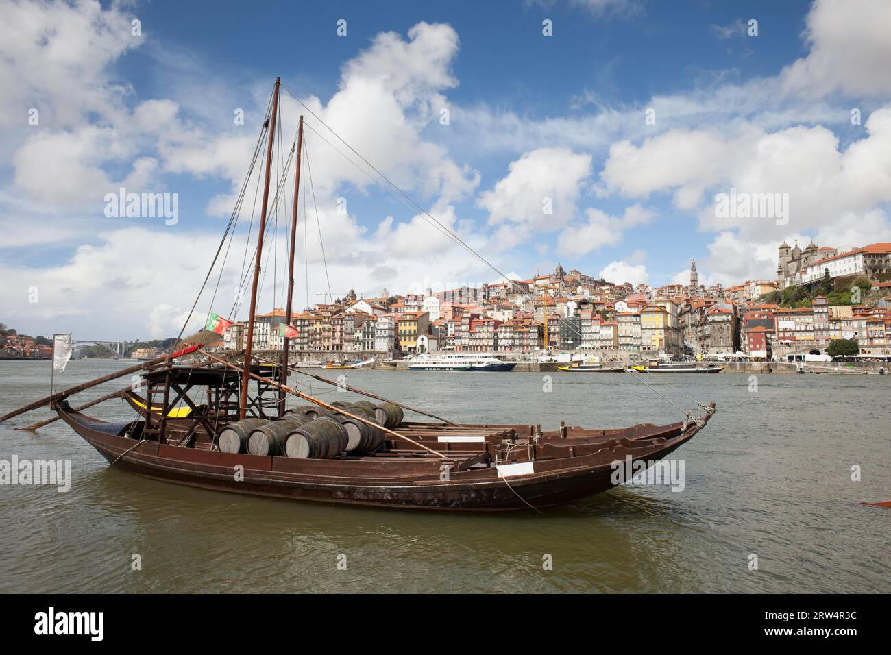 Stadt Porto in Portugal. Rabelo traditionelles portugiesisches Frachtboot mit Portweinfässern auf dem Fluss Douro Stockfoto