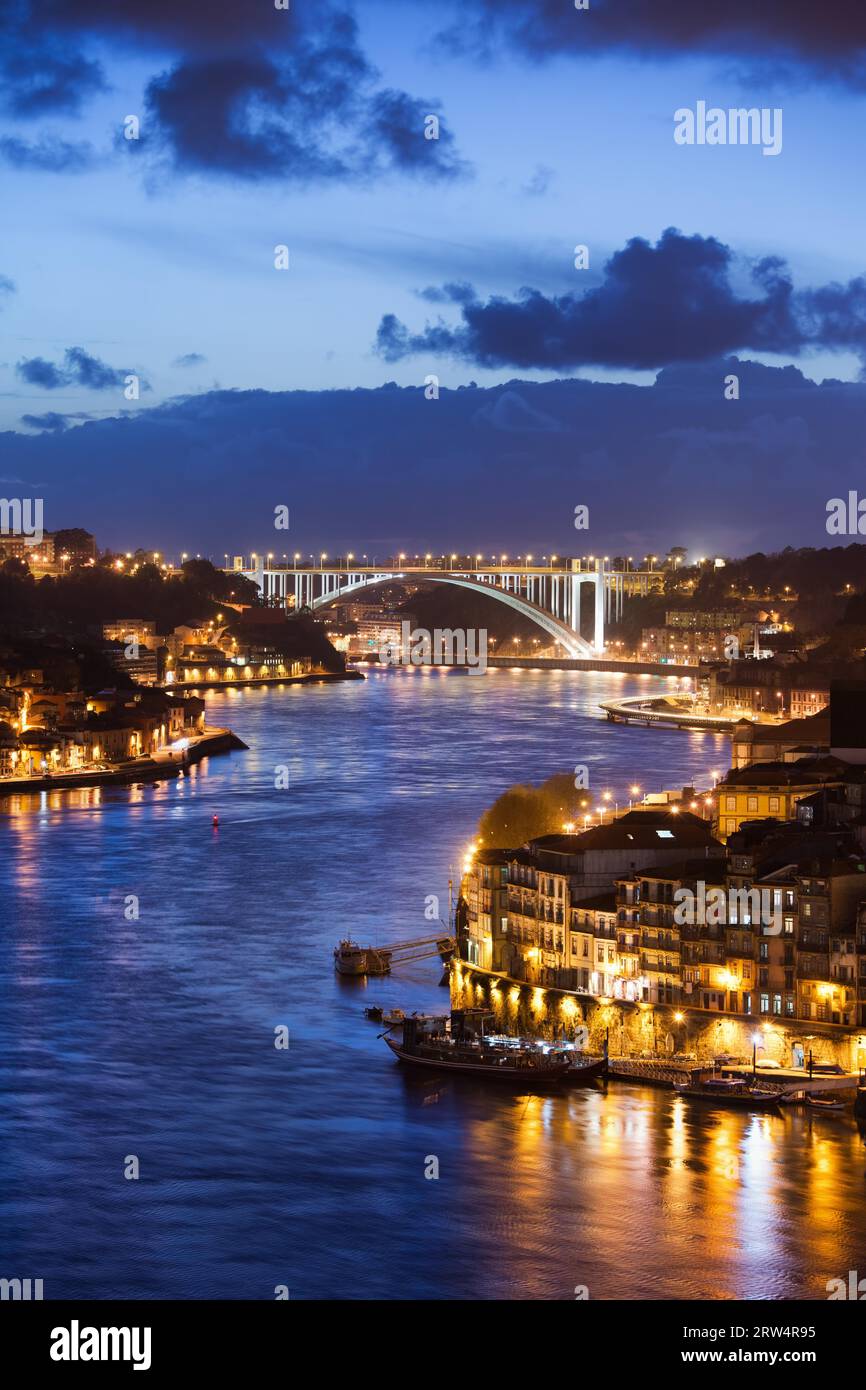 Stadt Porto und Gaia bei Nacht am Fluss Douro in Portugal, Arrabida Brücke am anderen Ende Stockfoto