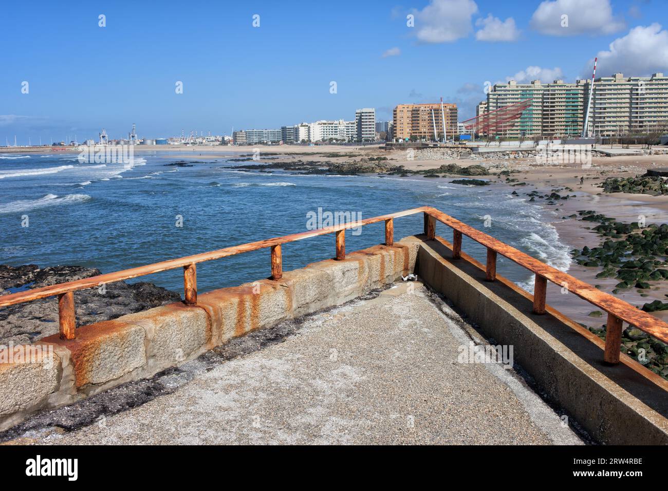 Matosinhos City Skyline in Portugal, Blick von der Terrasse am Atlantik Stockfoto