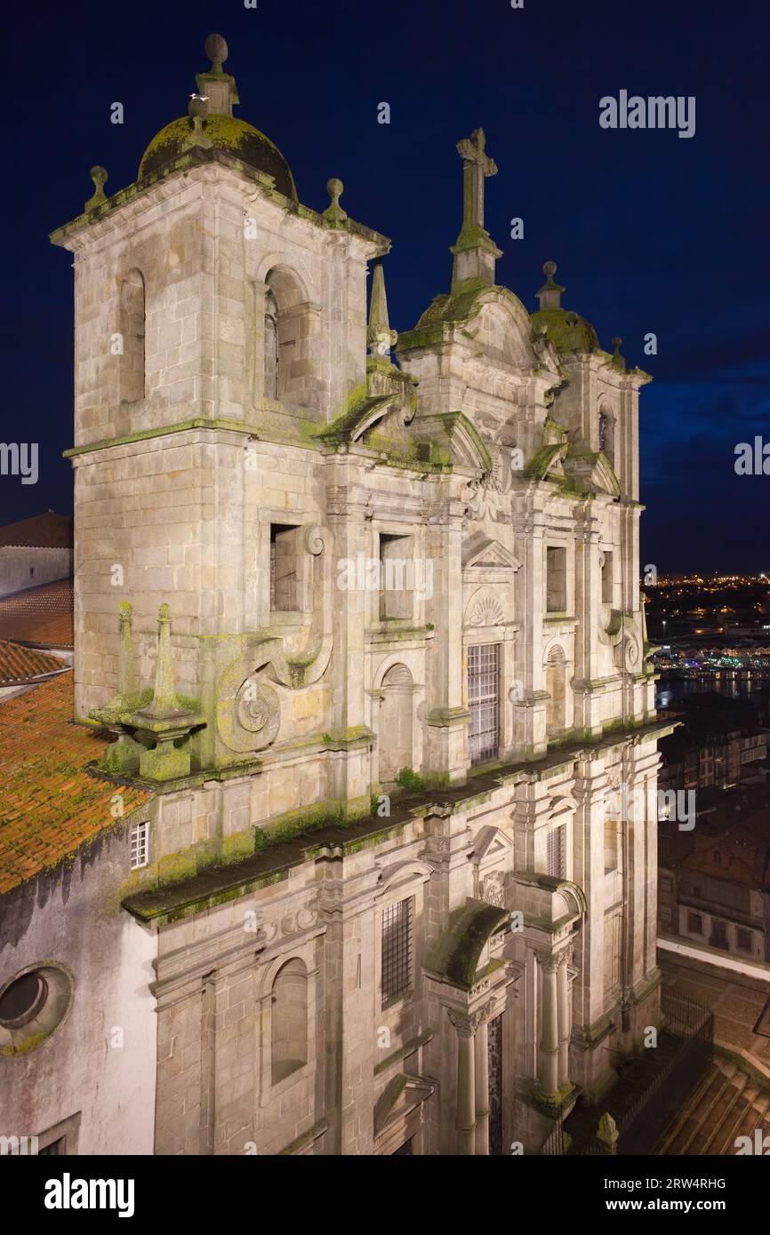 Portugal, Porto, Kirche St. Lawrence (Igreja Sao Lourenco) (Igreja dos Grilos) bei Nacht, barocke Architektur aus dem 16. Jahrhundert Stockfoto