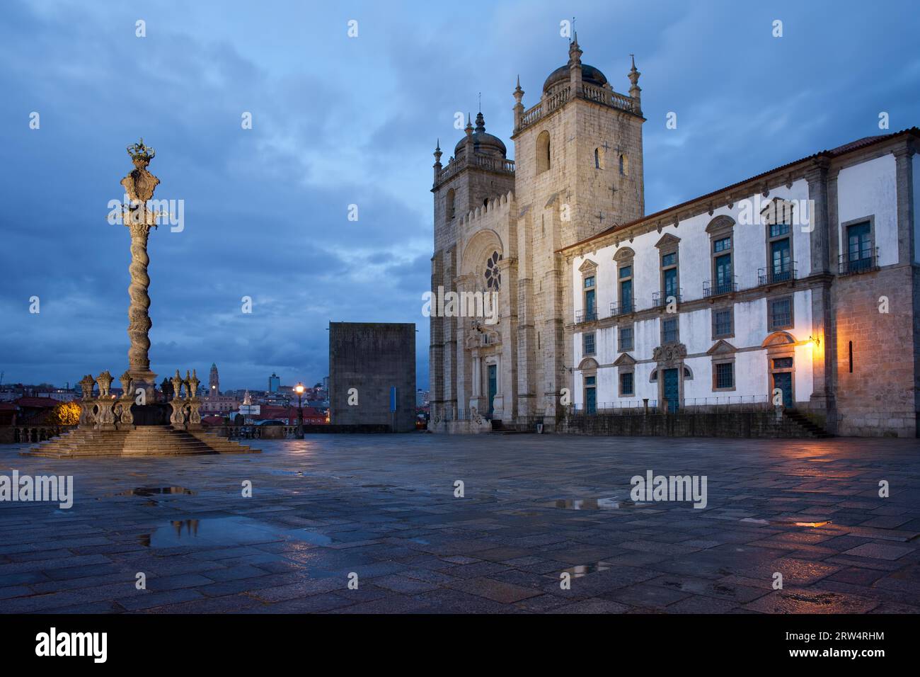 Kathedrale von Porto und Pillorensäule (Pelourinho) in Portugal, Sehenswürdigkeiten der Altstadt am Abend Stockfoto