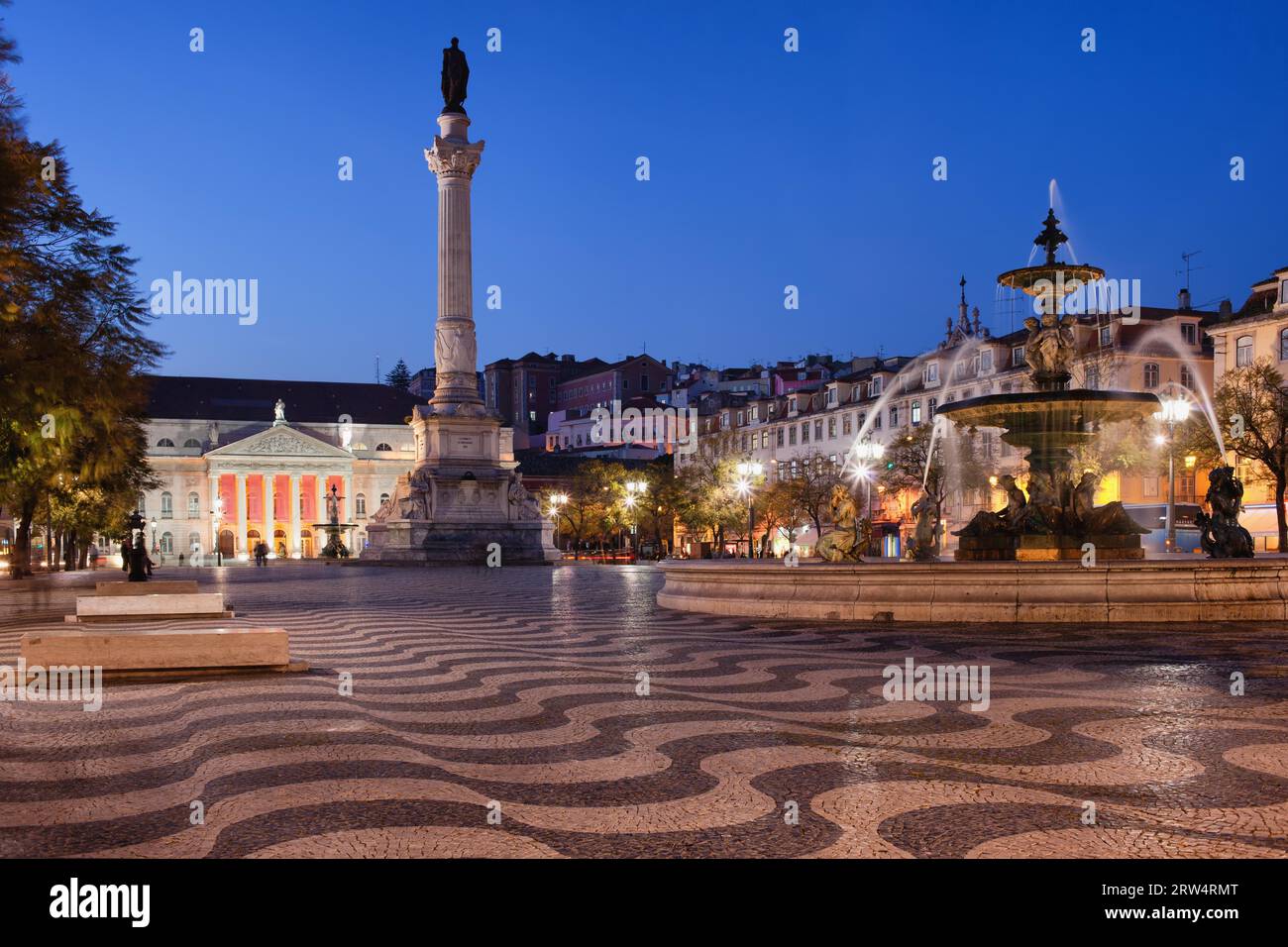 Rossio-Platz bei Nacht in Lissabon, Portugal mit Dom Pedro IV.-Säule, Barockbrunnen und Dona Maria II.-Nationaltheater Stockfoto