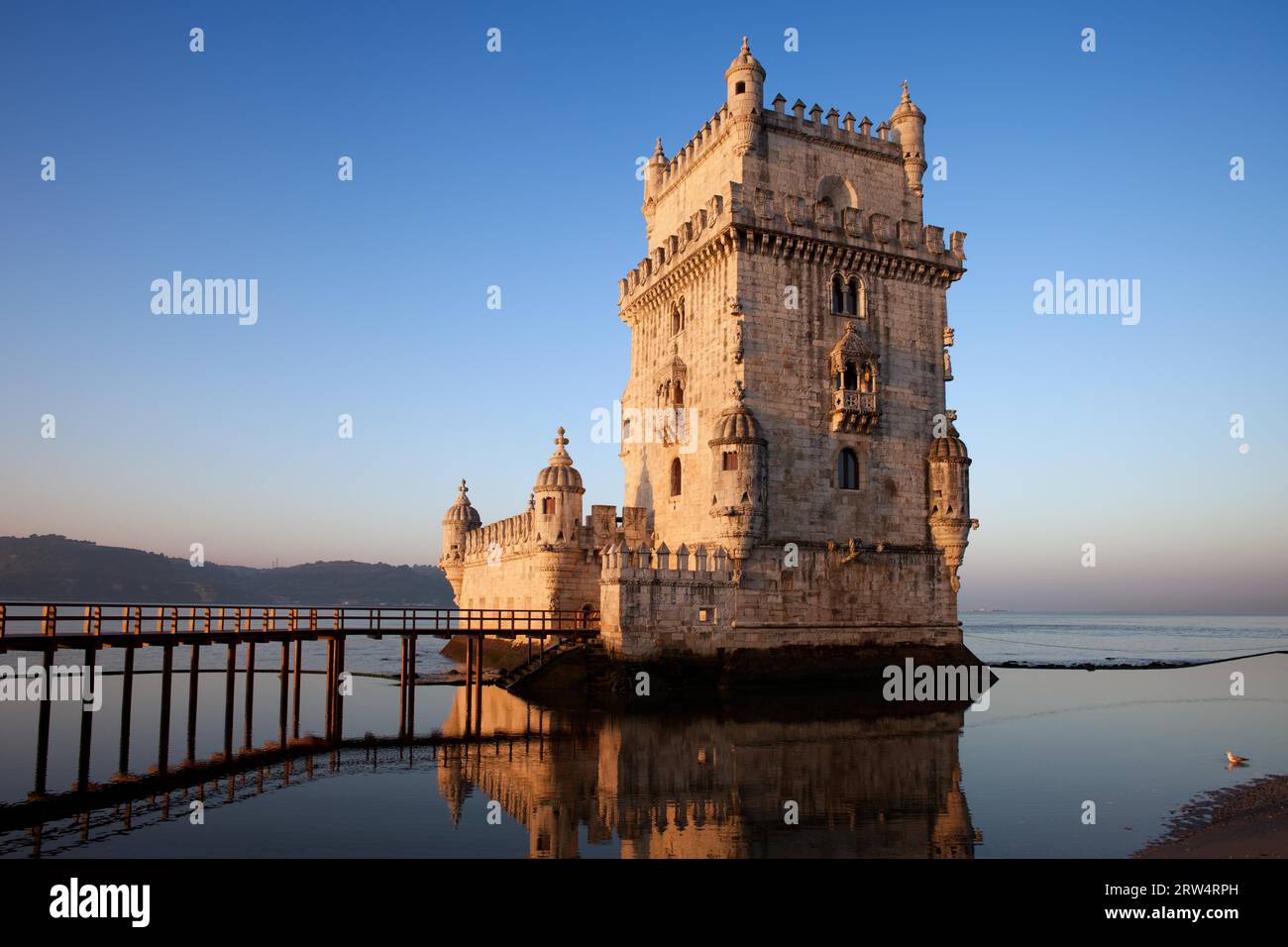 Turm von Belem in Lissabon, Portugal, Wahrzeichen der Stadt, 16. Jahrhundert Festung am ruhigen Morgen am Fluss Tajo (Tejo) Stockfoto
