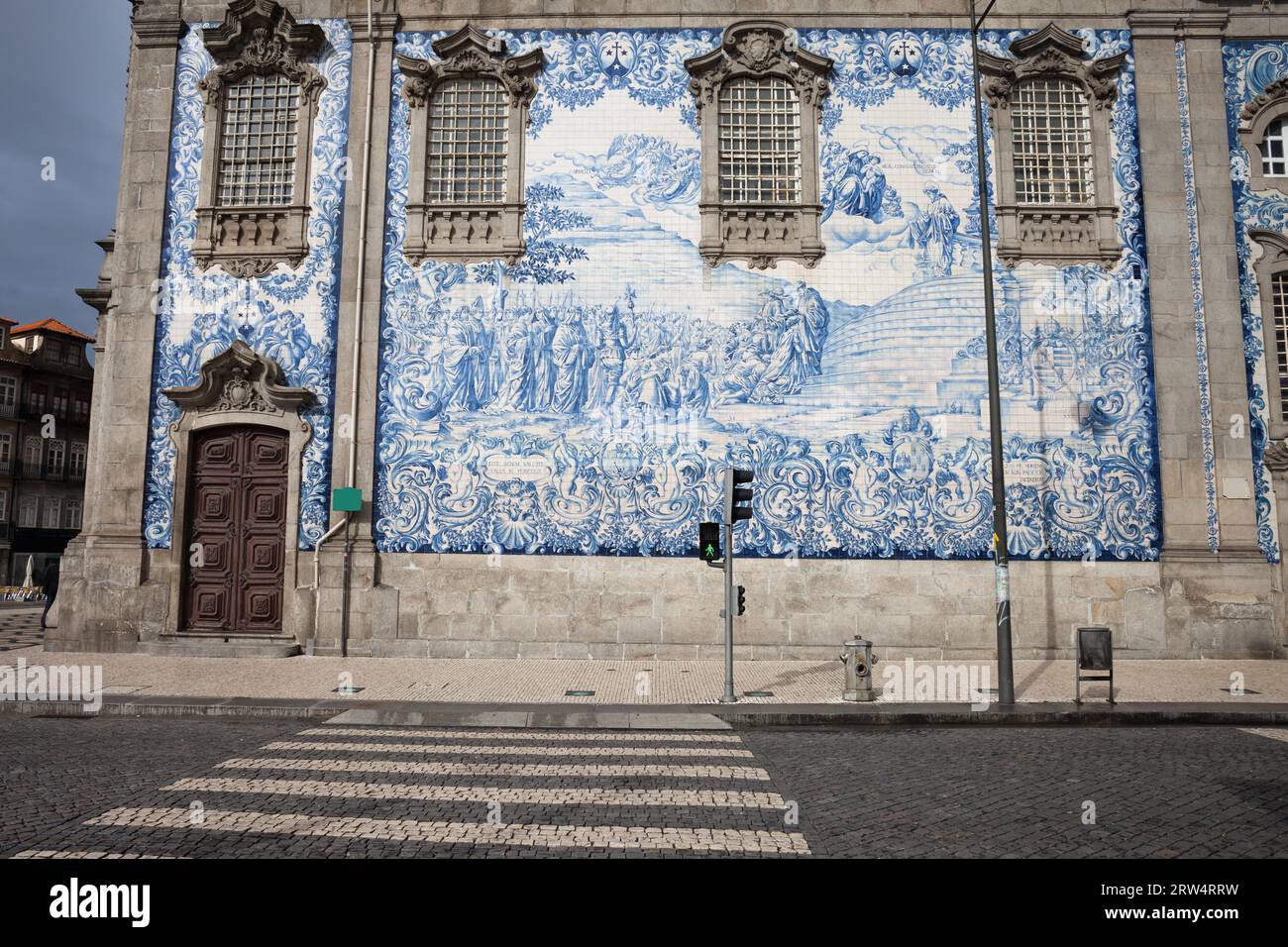 Portugal, Porto (Oporto), gefliest Stadtmauer aus dem 18. Jahrhundert Carmo Kirche, Panel von blauen und weißen portugiesischen Azulejo-Fliesen Stockfoto