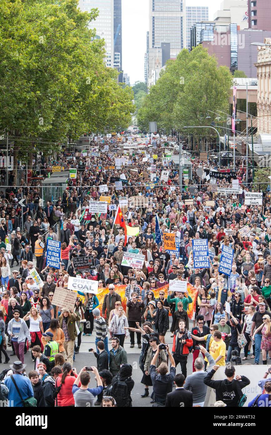 MELBOURNE, AUSTRALIEN, 16. März: März im März Protest für die Macht der Menschen, ein Misstrauensvotum gegen die Liberalen, Tony Abbott führte die Regierung an Stockfoto