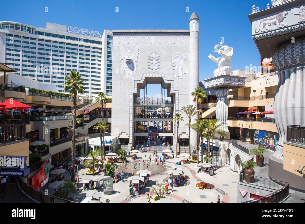 Los Angeles, USA, 5. Juli: Ein Blick auf den Hauptplatz des Hollywood Highland an einem Sommertag im Jahr 2014 Stockfoto
