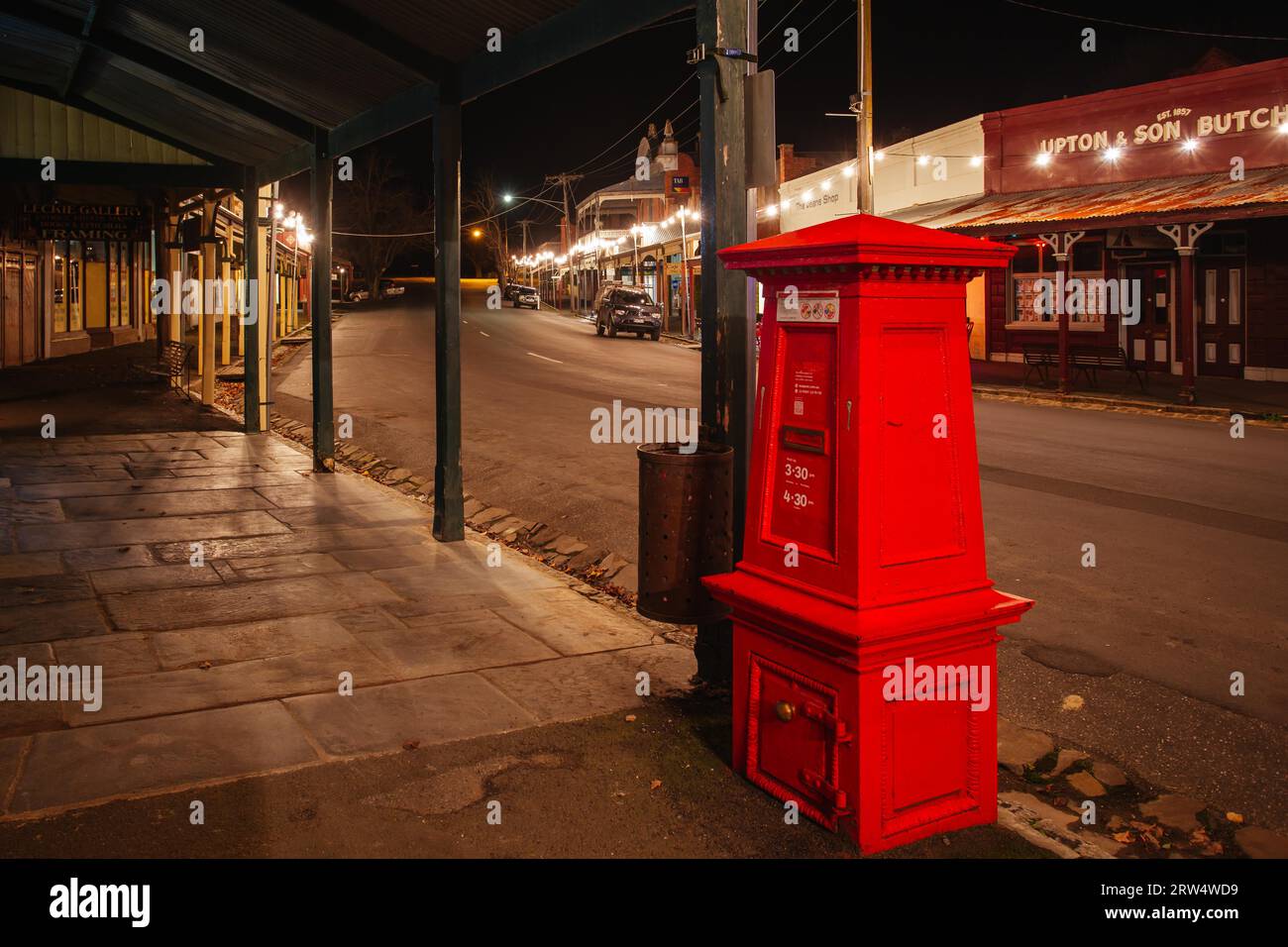 Maldon, Australien, 27. Juni 2014: Weihnachten im Juli wird in Shopfronts und High St in Maldon, Victoria, Australien gefeiert Stockfoto