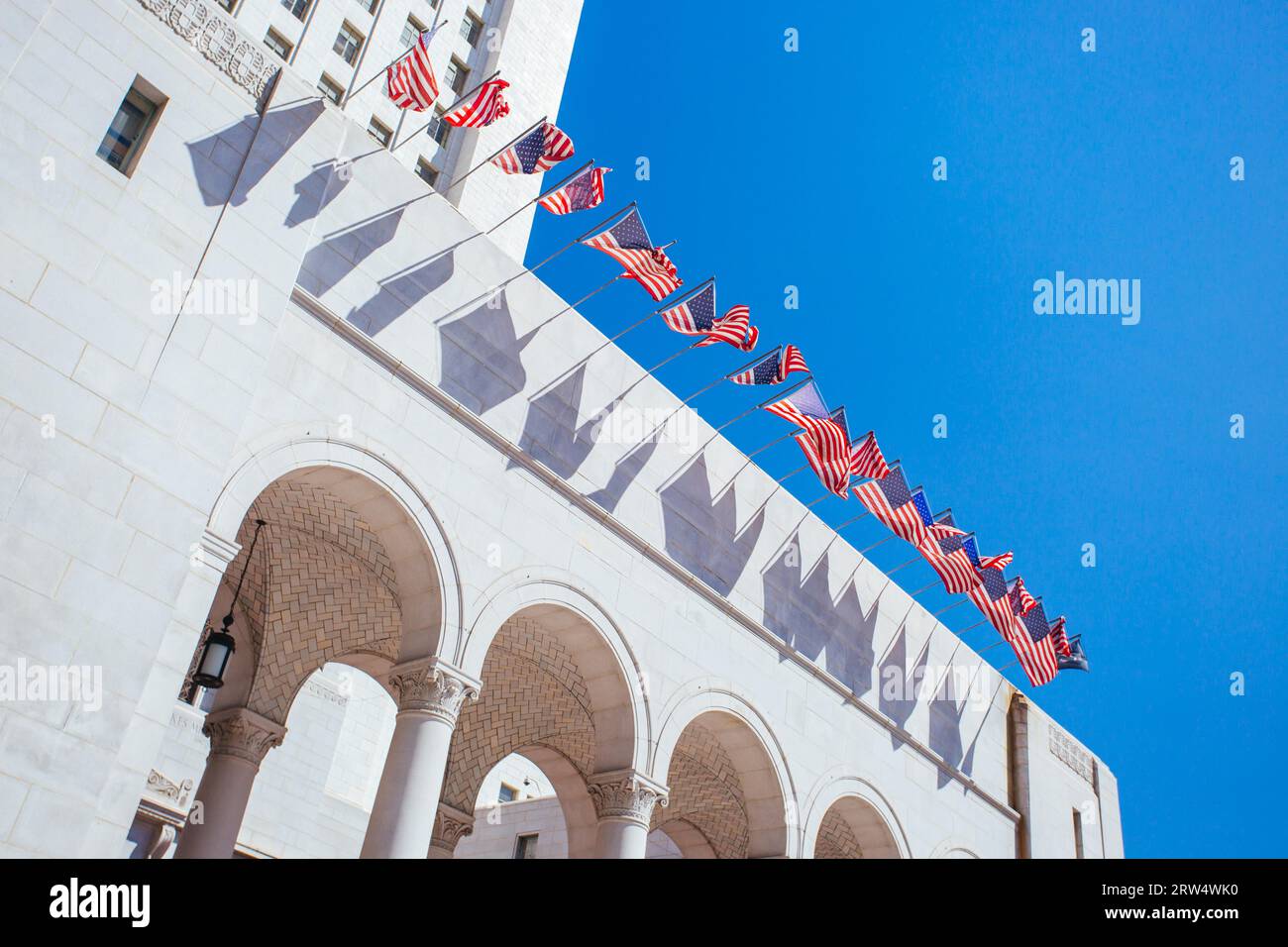 Los Angeles City Hall an einem klaren heißen Sommertag in Los Angeles, Kalifornien, USA Stockfoto