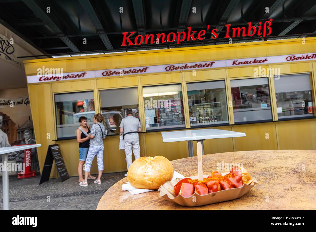 Konnopkes Imbissbuden, kultiger Imbissstand im Berliner Stadtteil Prenzlauer Berg. Konnopke’s gilt als der erste Imbissstand in Ost-Berlin, wo Stockfoto