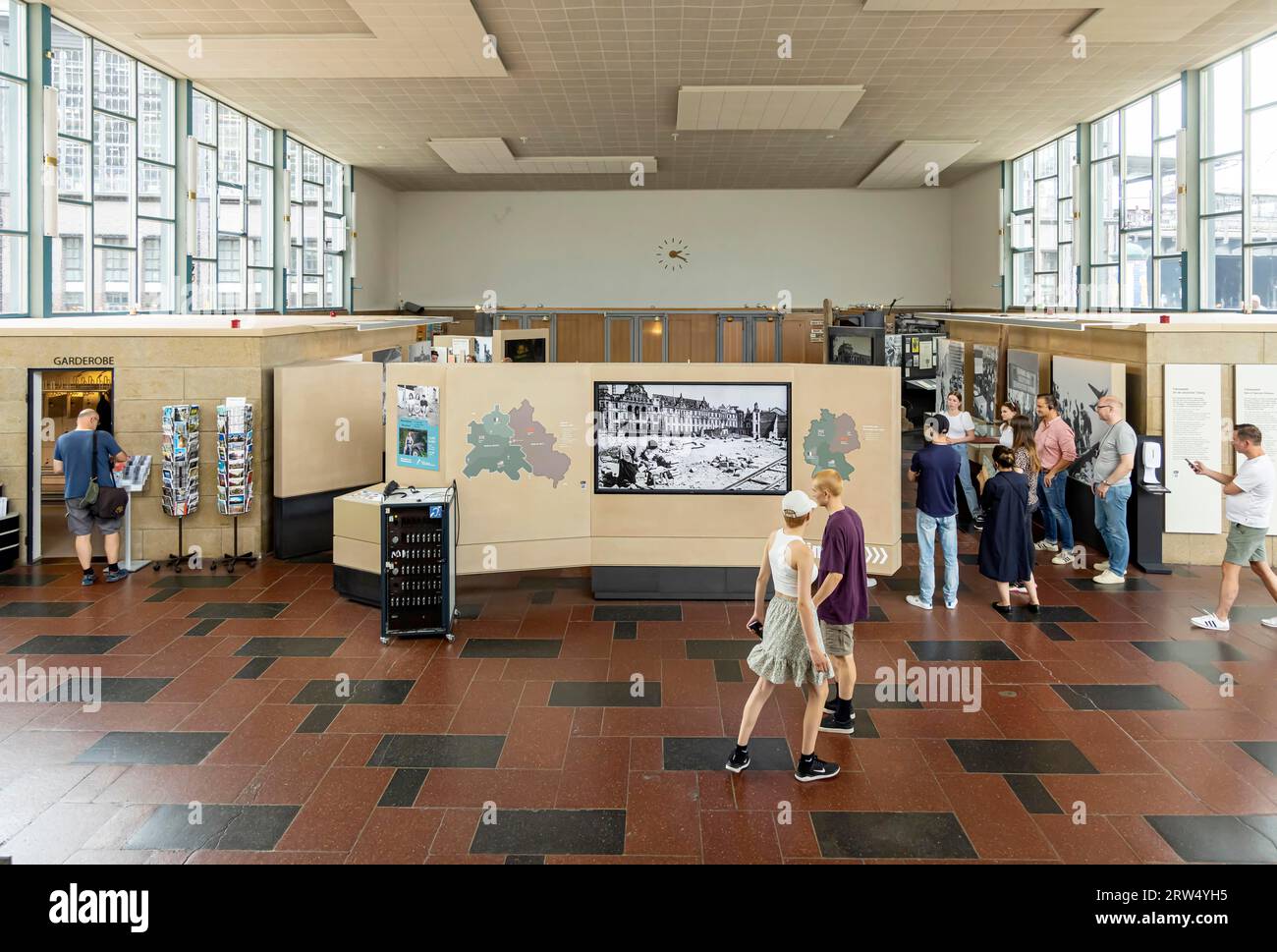 Tränenpalast, ehemalige Ausstiegshalle des Grenzübergangs Bahnhof Friedrichstraße im Berliner Bezirk Mitte, Gedenkstätte und Museum Stockfoto