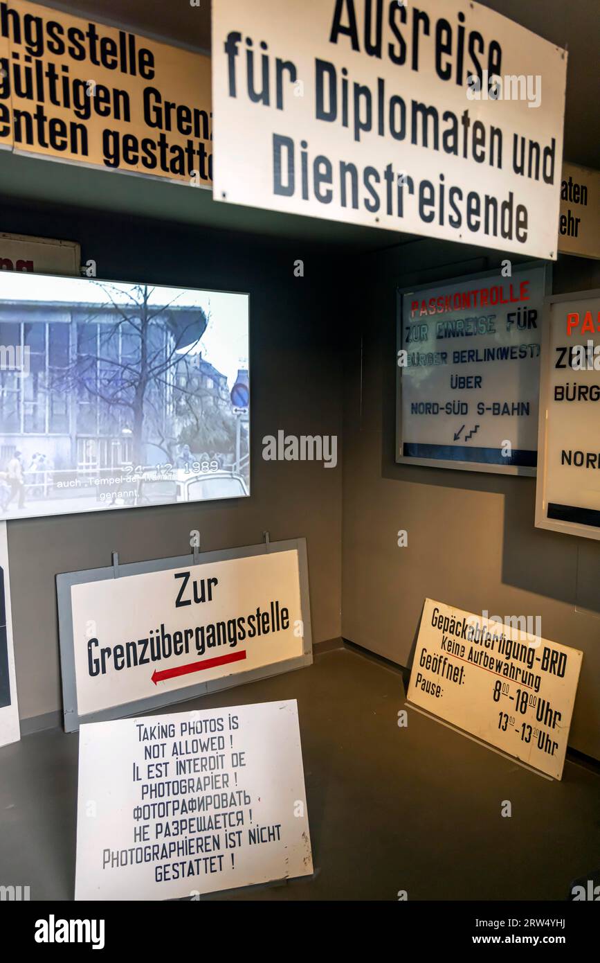 Traenenpalast (Schloss der Tränen), ehemalige Ausstiegshalle des Grenzübergangs Bahnhof Friedrichstraße im Berliner Bezirk Mitte, Gedenkstätte und Stockfoto