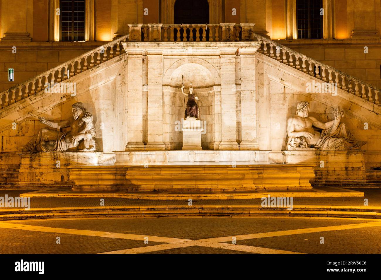 Brunnen mit antiken Figuren von Minerva, in der Renaissance der Göttin Roma, flankiert von den Flussgöttern Nil (links) und Tiber, 2. Jahrhundert n. Chr. Stockfoto