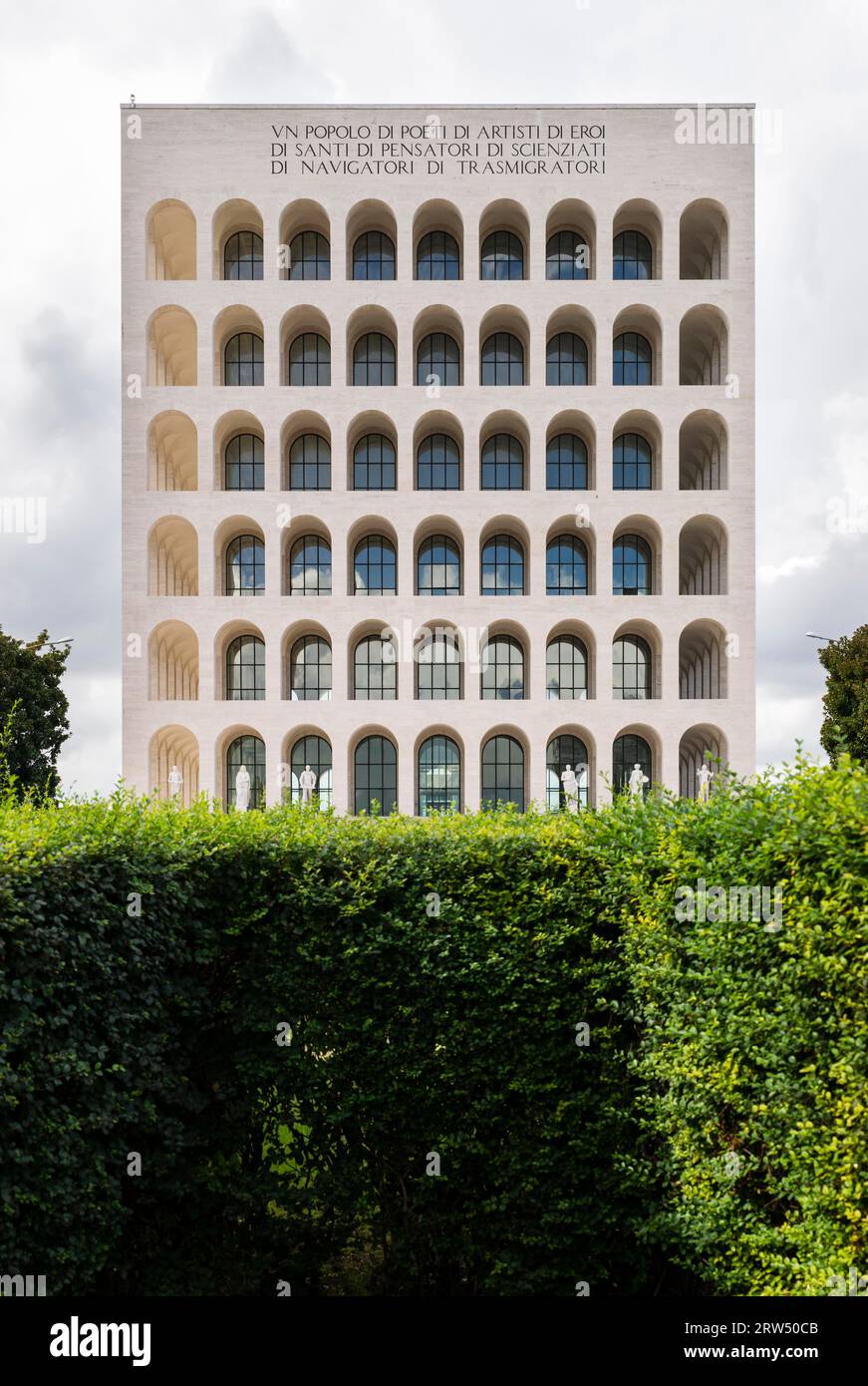 Der Palazzo della Civilta Italiana, Palast der italienischen Zivilisation, auch Colosseo quadrato, geplant von den Architekten Ernesto Bruno La Padula Stockfoto