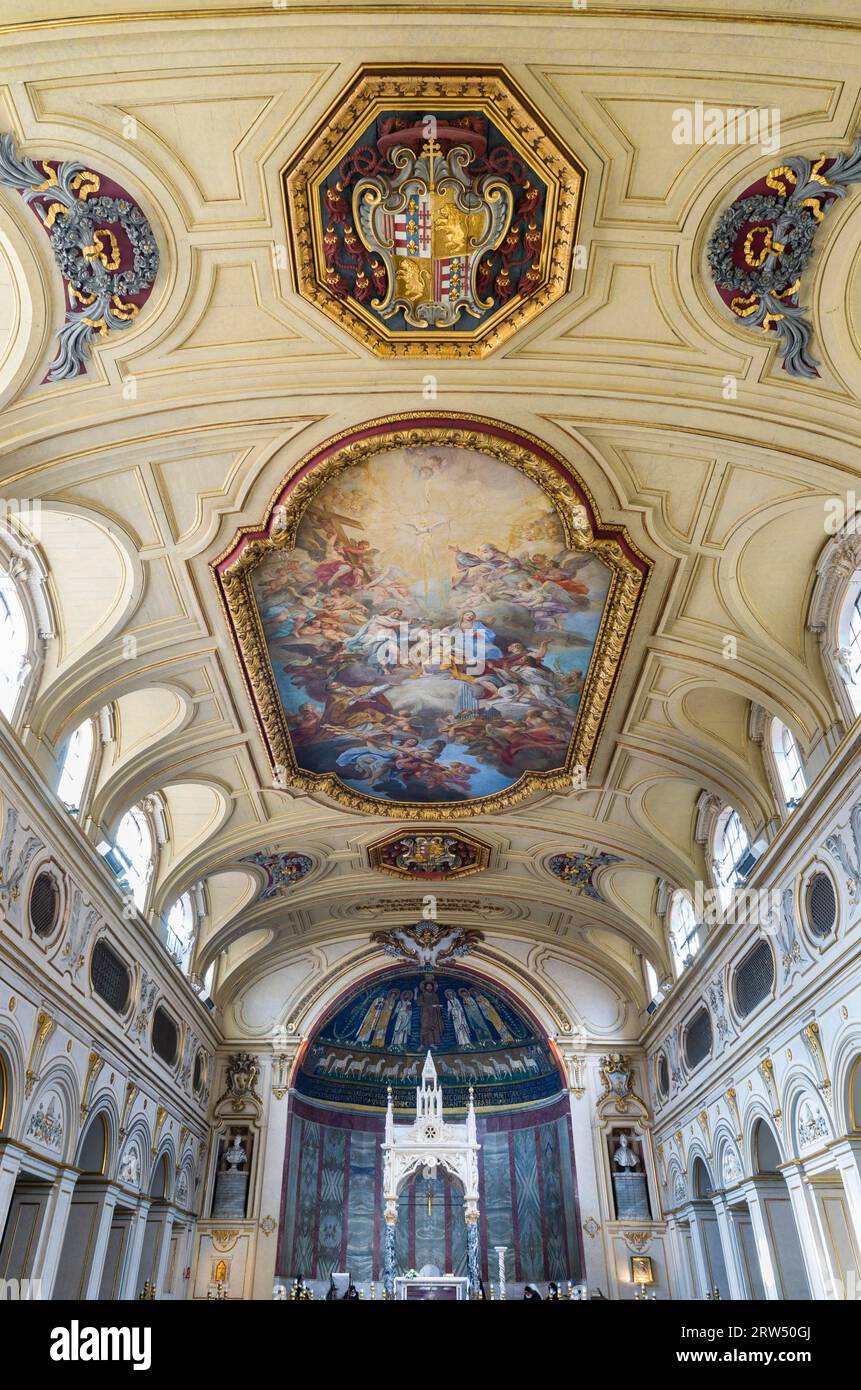 Kirchenschiff, Chor mit Altarbild, Ciborium von Arnolfo di Cambio, um 1283, Apsis, Mosaik mit dem Heiland auf Wolken des Himmels und den Heiligen Peter, Paulus Stockfoto
