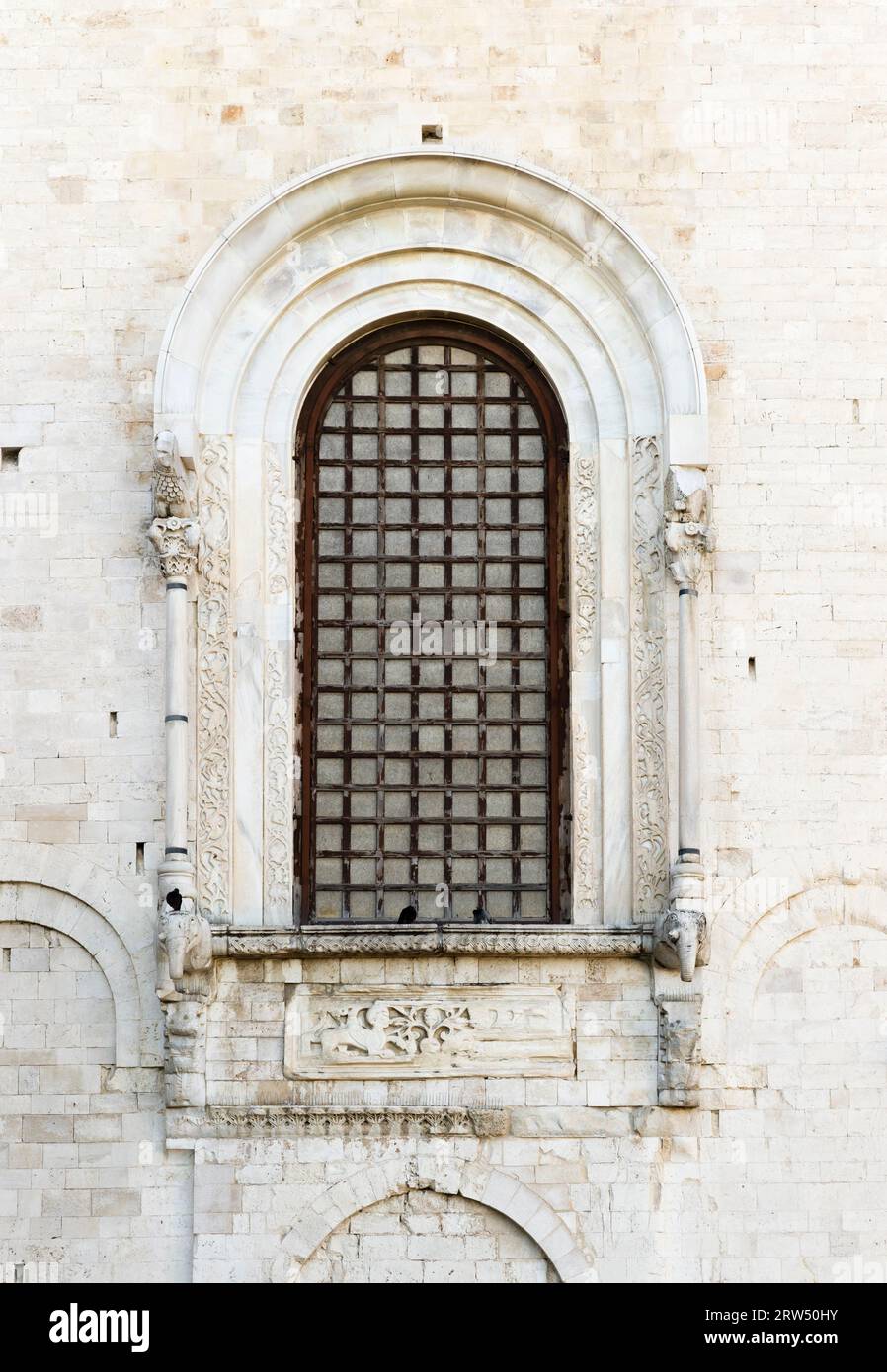 Das dreistufige Elefantenfenster, Apsis, Ostfassade, 12. Jahrhundert, romanisch, Basilika San Nicola, Bari, Apulien Apulien, Italien die Elefanten Stockfoto