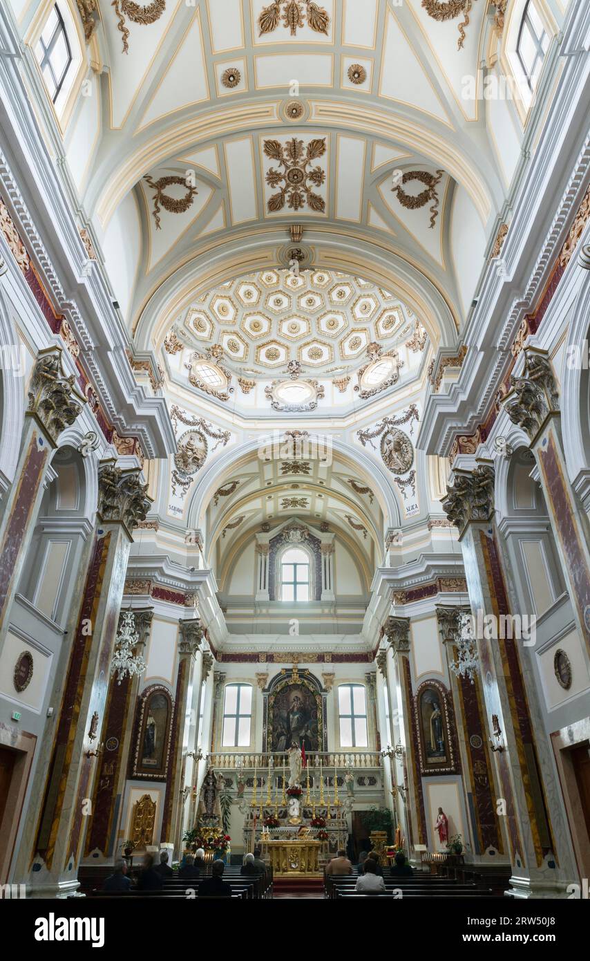 Kirchenschiff, Überquerung mit Kuppel, Chor, Kirche Chiesa del Carmine, erbaut 1730-58, Martina Franca, Valle d'Itria, Trullo-Tal, Puglia, Italien Stockfoto