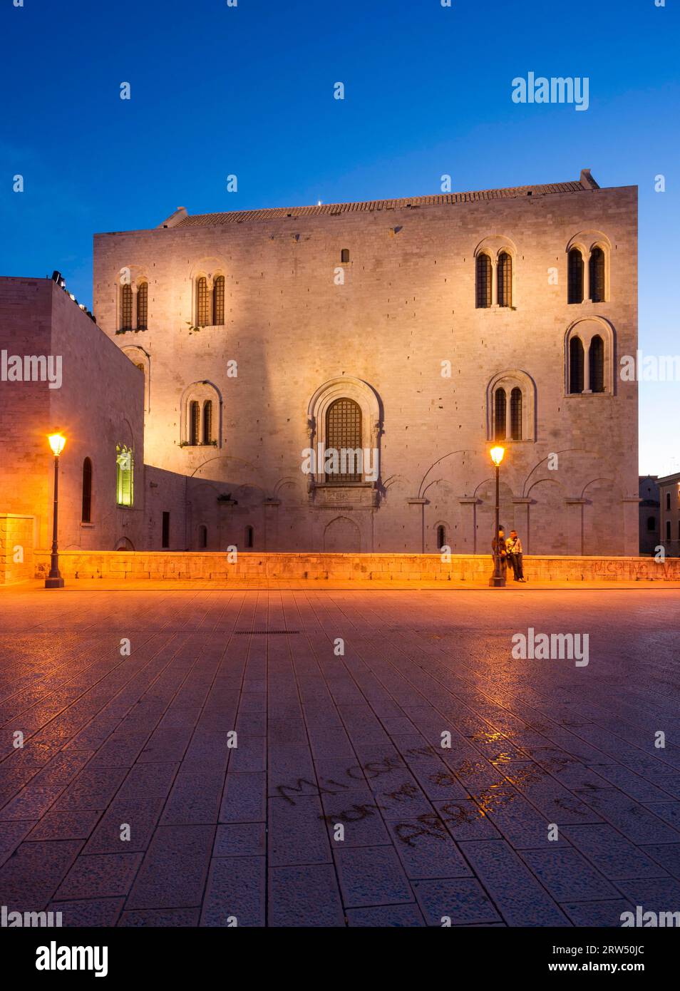 Ostwerk der Basilika San Nicola, Wallfahrtskirche mit den Gebeinen des Heiligen Nikolaus, Baubeginn 1087, romanisch, Blaue Stunde Stockfoto