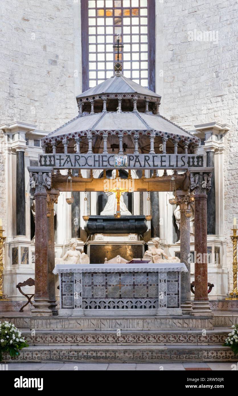 Ciborium und Hauptaltar, 2. Viertel 12. Jahrhundert, im Hintergrund Grab von Bona Sforza, Basilika San Nicola, Bari, Apulien Apulien, Italien Stockfoto