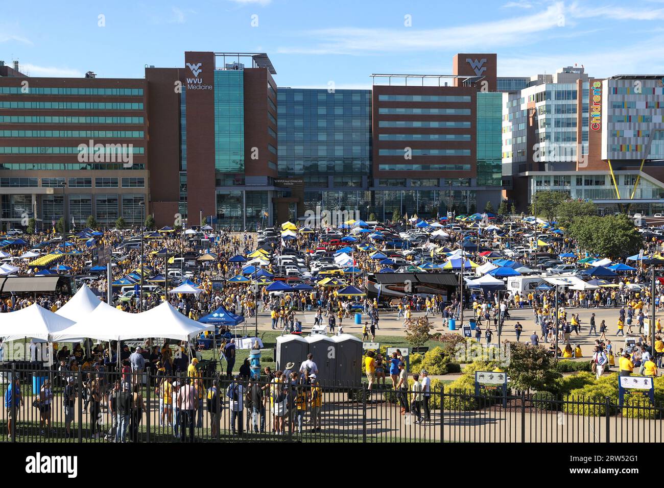 MORGANTOWN, WV - SEPTEMBER 16: Fans tailgate prior to the college football game between the Pitt Panthers and the West Virginia Mountaineers on September 16, 2023, at Mountaineer Field at Milan Puskar Stadium in Morgantown, WV. (Photo by Frank Jansky/Icon Sportswire) (Icon Sportswire via AP Images) Stockfoto