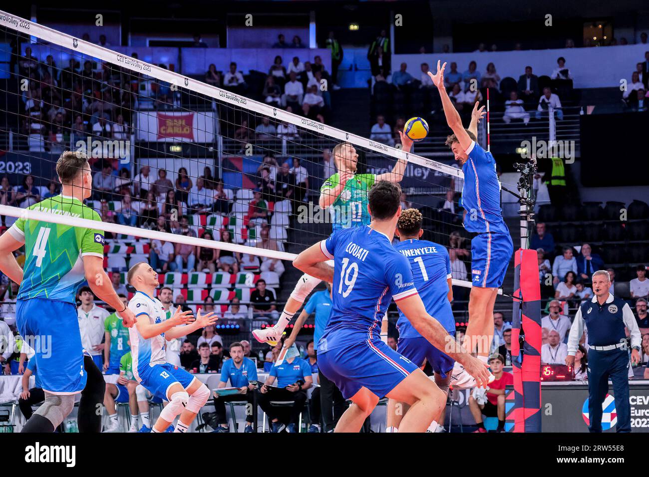 Rom, Italien. September 2023. Tine Urnaut aus Slowenien (L) und Jean Patry aus Frankreich (R) in Aktion beim Finale der Bronzemedaille des CEV Eurovolley 2023 der Männer zwischen Frankreich und Slowenien. Die slowenische Nationalmannschaft besiegte Frankreich mit 2:3. Slowenien gewann das Bronze-Medaillenspiel. (Foto: Davide Di Lalla/SOPA Images/SIPA USA) Credit: SIPA USA/Alamy Live News Stockfoto