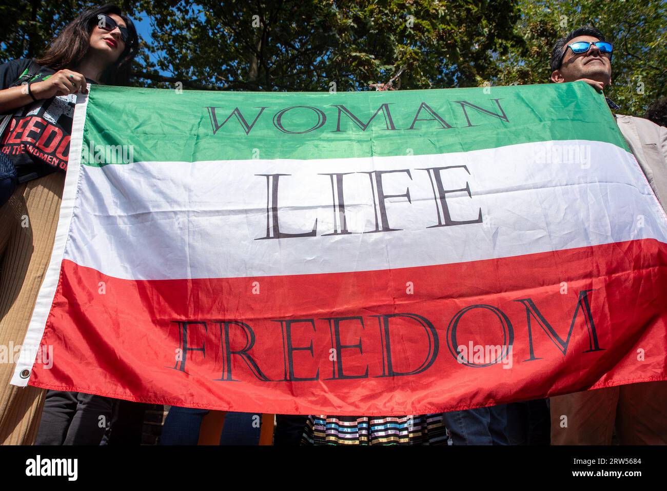 London, Großbritannien. September 2023. Die Demonstranten halten während der Demonstration ein Banner mit der Aufschrift "Woman Life Freedom". Iranische Demonstranten versammelten sich am ersten Todestag von Mahsa Amini in der iranischen Botschaft in London. Sie starb vor einem Jahr im Krankenhaus in Teheran, Iran, unter verdächtigen Umständen, nach der Polizeigewahrsam. Quelle: SOPA Images Limited/Alamy Live News Stockfoto